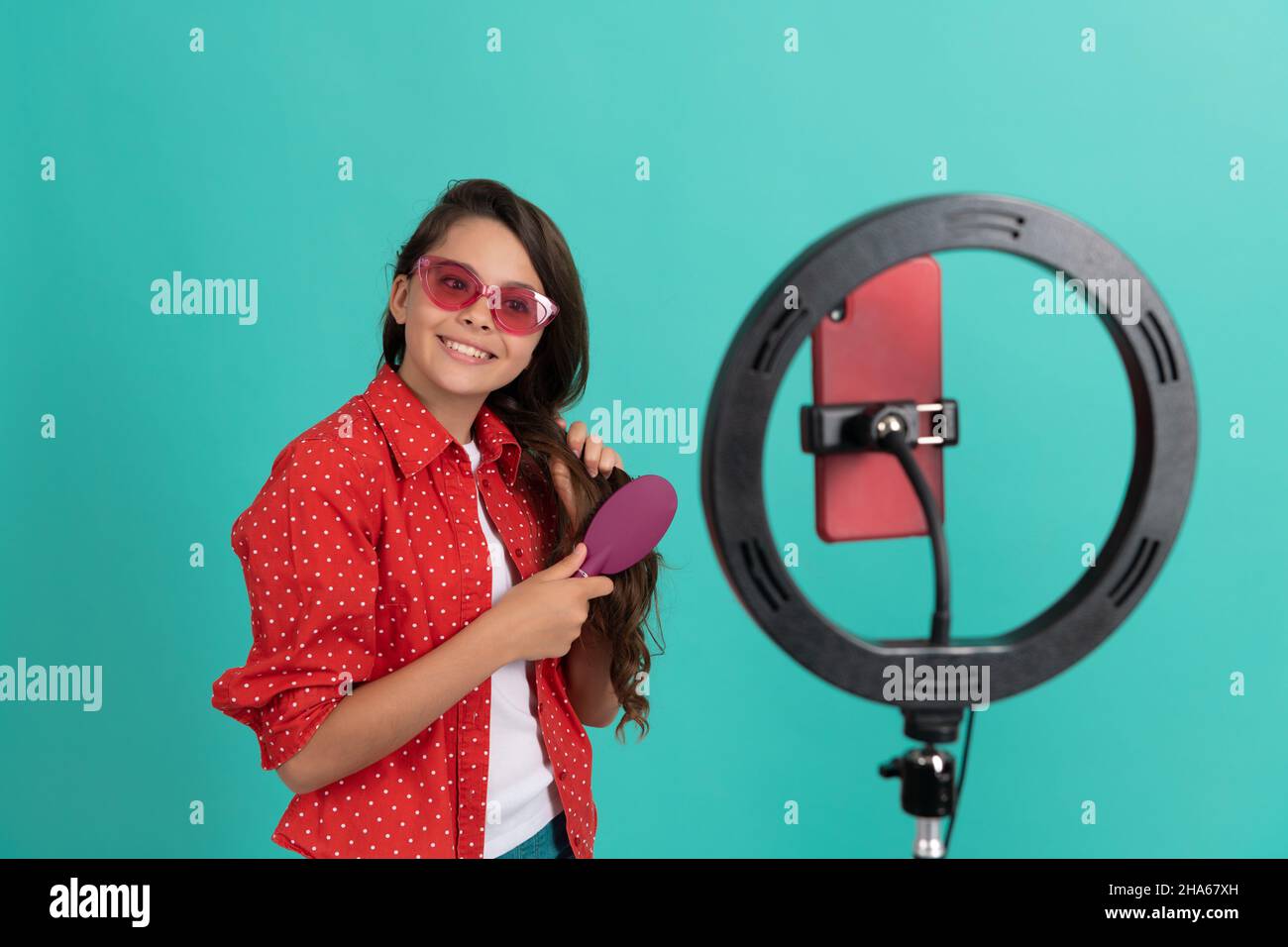 perte de cheveux. bonne fille de l'adolescence utiliser selfie mené. blogueur de beauté de cheveu. soin des cheveux. enfant dans des lunettes de soleil Banque D'Images