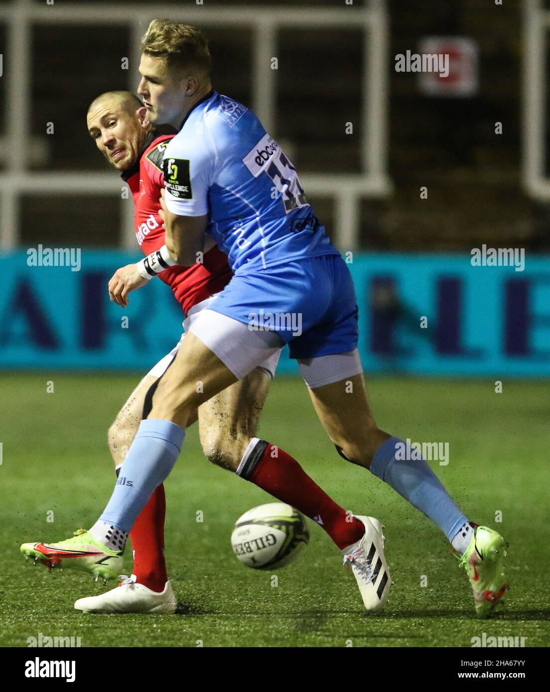 NEWCASTLE UPON TYNE, GBR.DÉC 10th Mike Brown, de Newcastle Falcons, et Duhan van der Merwe, de Worcester Warriors, en action lors du match de la coupe européenne de rugby à XV entre Newcastle Falcons et Worcester Warriors, à Kingston Park, Newcastle, le vendredi 10th décembre 2021.(Crédit : will Matthews | MI News) crédit : MI News & Sport /Alay Live News Banque D'Images