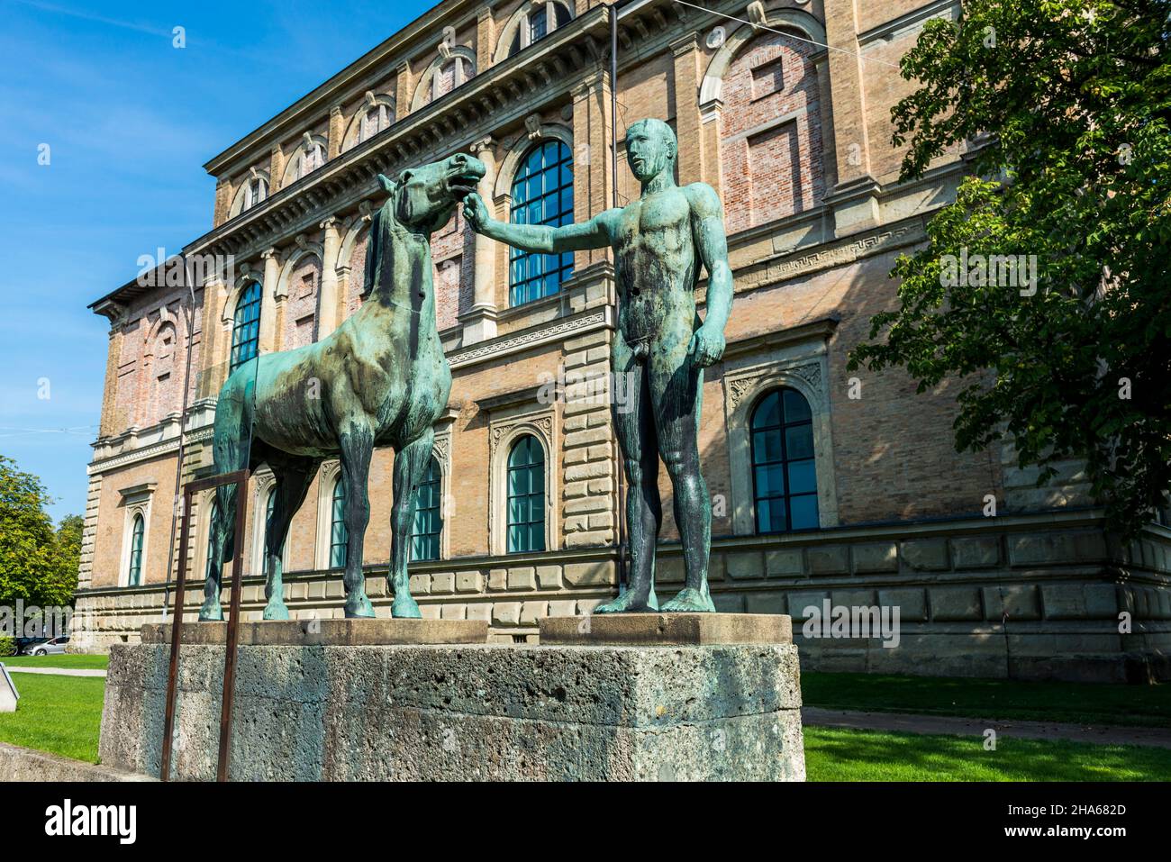 la sculpture en bronze rossbändiger de hermann hahn devant l'ancien pinakothek de munich du projet blessures de la mémoire Banque D'Images