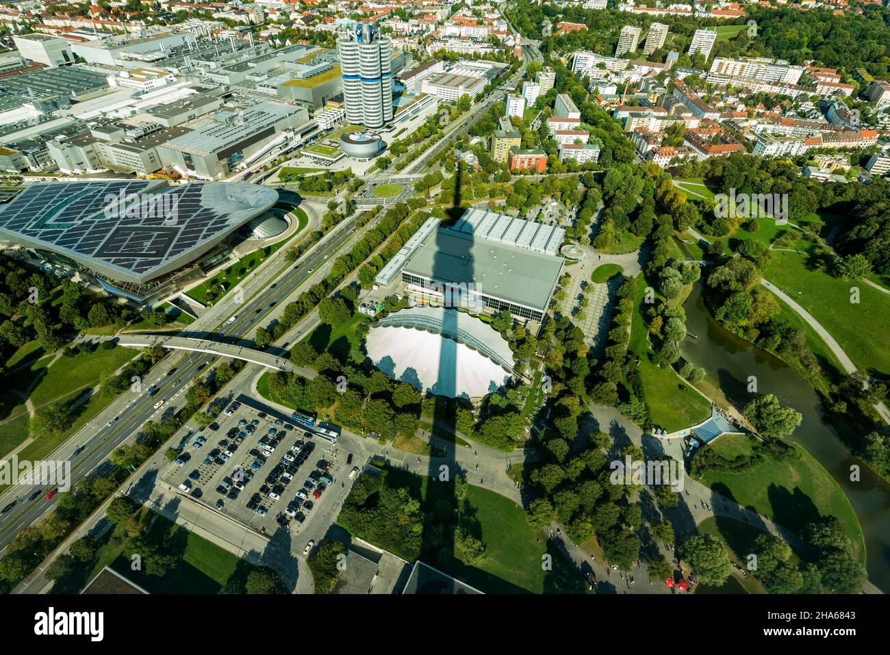 vue depuis la tour olympique jusqu'à son ombre, le parc en contrebas et les locaux de la société bmw Banque D'Images