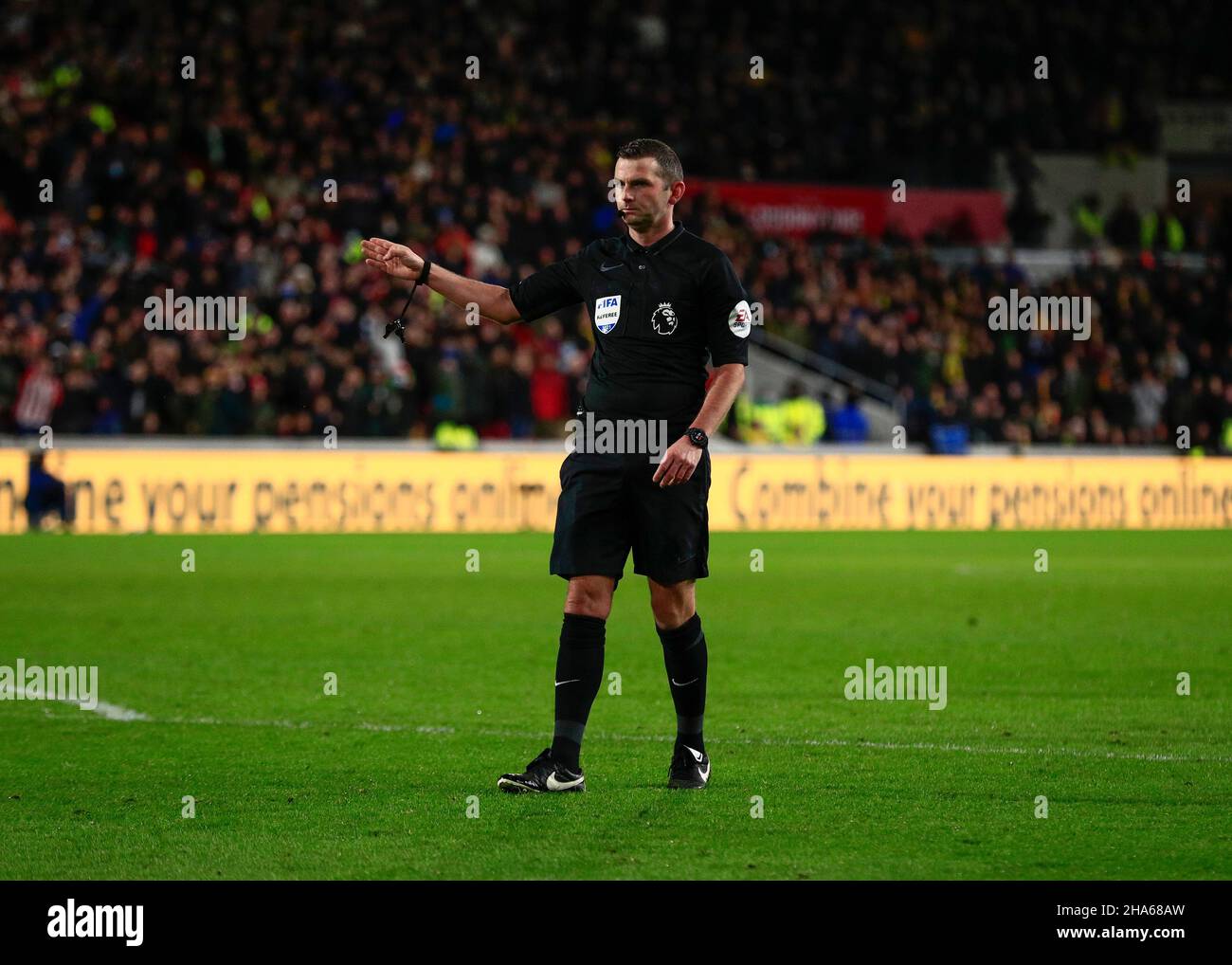 Brentford Community Stadium, Londres, Royaume-Uni.10th décembre 2021.Premier League football Brentford versus Watford ; l'arbitre Michael Oliver attribue à Brentford un coup de pied de pénalité dans le crédit de 94th minutes : action plus Sports/Alay Live News Banque D'Images