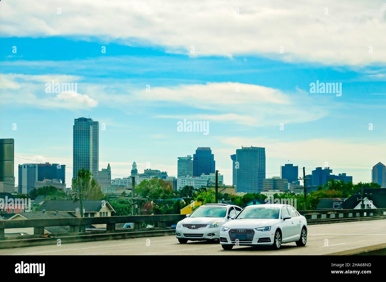 Les voitures circulent sur l'Interstate 10, le 6 décembre 2010, à la Nouvelle-Orléans, en Louisiane.La Nouvelle-Orléans a été fondée par les colons français en 1718. Banque D'Images