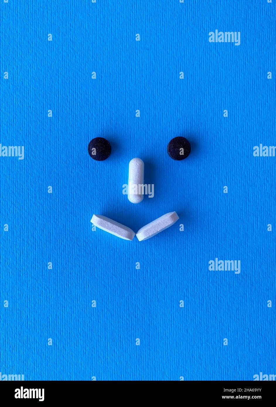 des vitamines souriantes. Restez en bonne santé et soyez heureux. Covid 2019 Banque D'Images
