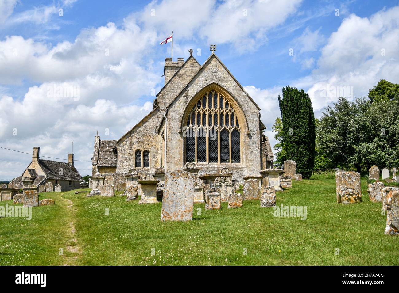 L'église Sainte Marie du 12th siècle, Swinbrook dans les Cotswolds, Angleterre Banque D'Images