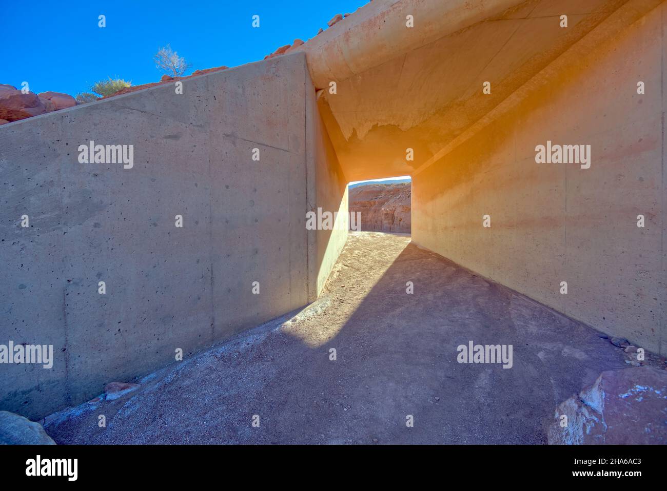 Tunnel sous Lee's Ferry Road dans la zone de loisirs de Glen Canyon en Arizona.Ce tunnel mène au Lower Cathedral Wash qui mène au fleuve Colorado. Banque D'Images