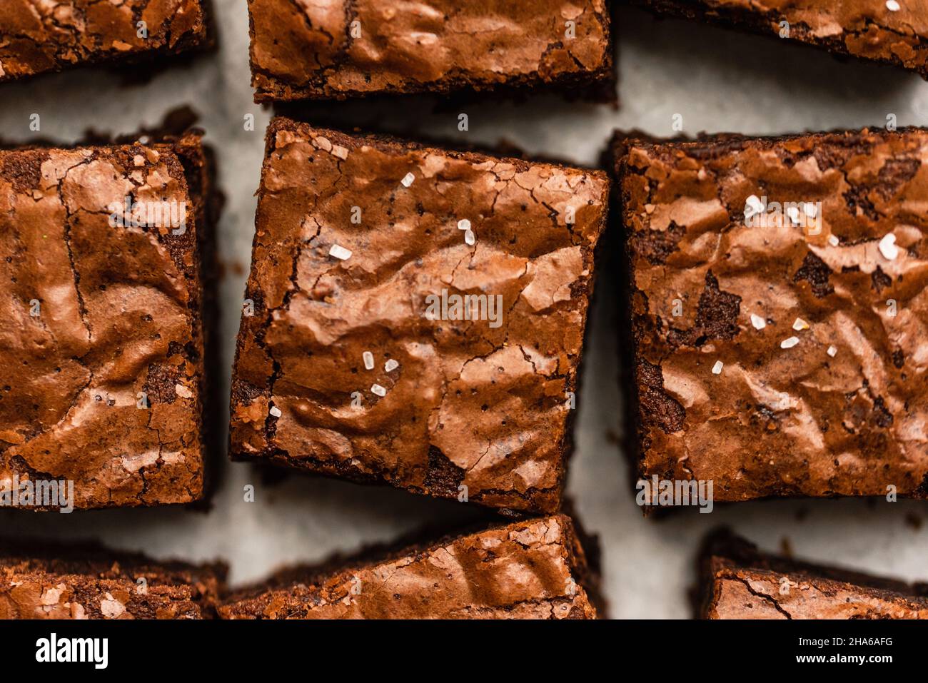 Gros plan sur le dessus des brownies au chocolat salé coupées en carrés. Banque D'Images