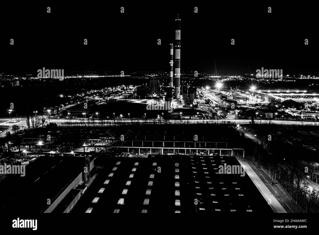 Vue aérienne. Énergie de la centrale électrique industrielle au crépuscule et de nuit. Noir et blanc Banque D'Images