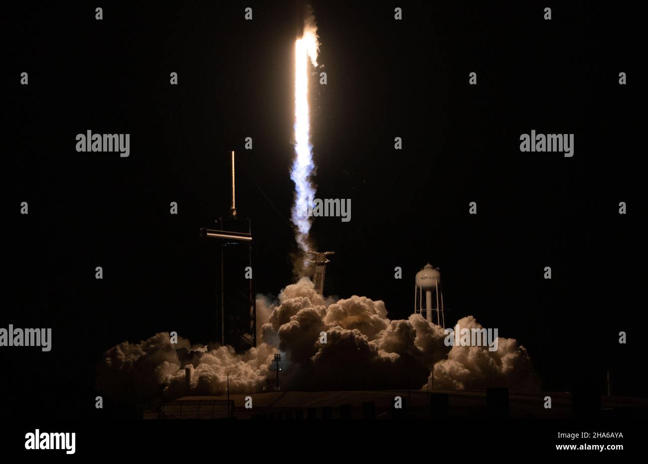 Cape Canaveral, Floride, États-Unis.9th décembre 2021.Une fusée SpaceX Falcon 9 est lancée avec l'explorateur de polarimétrie à rayons X d'imagerie de la NASA, ou IXPE, à bord du Launch Complex 39A, le jeudi 9 décembre 2021, au Kennedy Space Center de la NASA, en Floride.L'engin spatial IXPE est le premier satellite dédié à la mesure de la polarisation des rayons X à partir de diverses sources cosmiques, telles que les trous noirs et les étoiles neutrons.Le lancement a eu lieu à 1 h HNE.Credit: Joel Kowsky/NASA/ZUMA Press Wire Service/ZUMAPRESS.com/Alamy Live News Banque D'Images