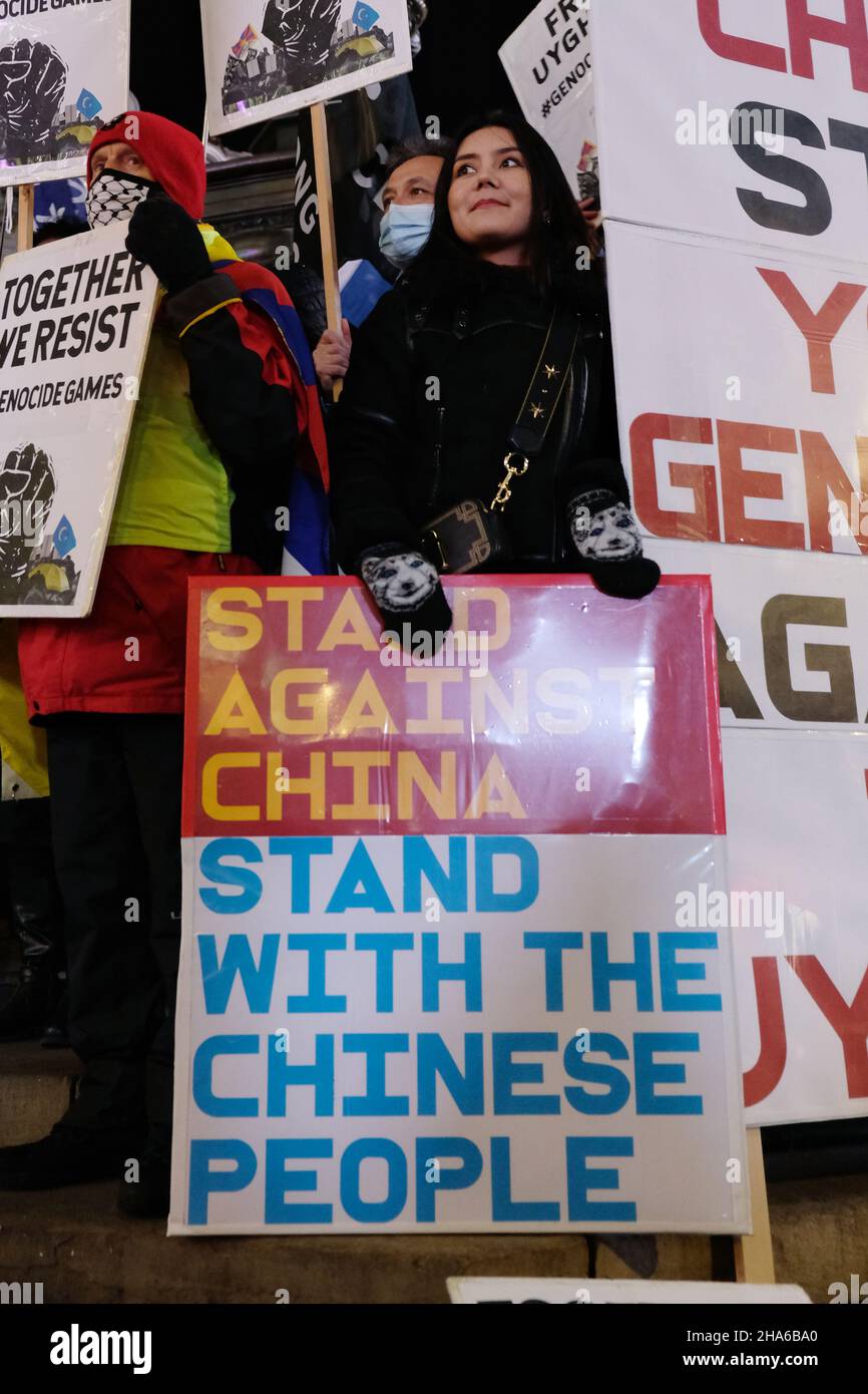 Londres, Royaume-Uni, 10th décembre 2021.Les diasporas tibétaines, ouïghours et Hong Kong de la capitale ont organisé une manifestation commune à l'occasion de la Journée des droits de l'homme, demandant aux gouvernements de boycotter les Jeux olympiques d'hiver de 2022 à Beijing, au sujet des violations des droits de l'homme commises par le Parti communiste chinois (PCC).Le 9th décembre, un tribunal indépendant non officiel britannique a conclu que le gouvernement chinois avait commis des actes génocides, mais pas de massacre contre les Uyghurs dans la région du Xinjiang.Crédit : onzième heure Photographie/Alamy Live News Banque D'Images