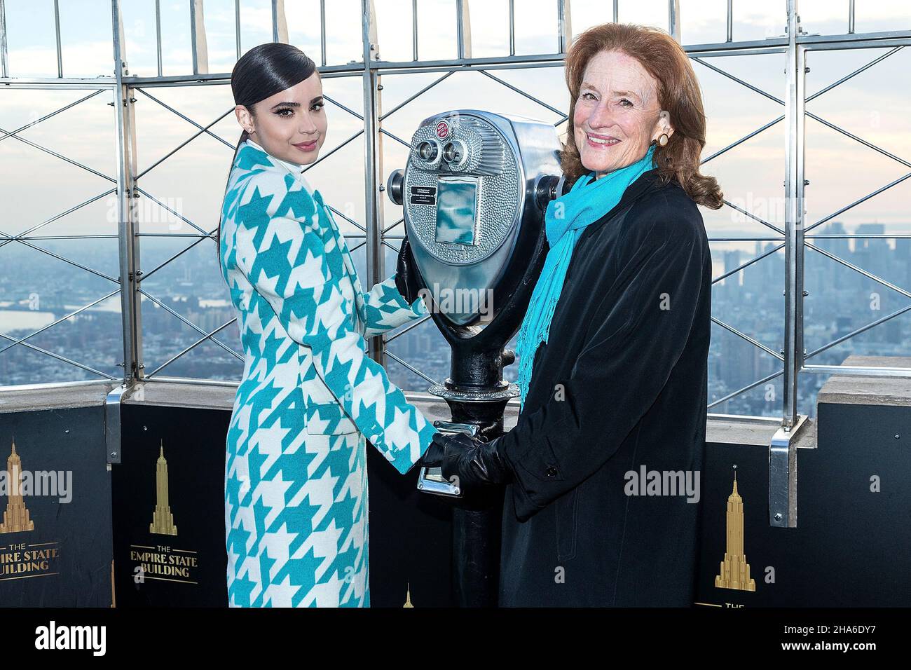 New York, NY, États-Unis.10th décembre 2021.L'Ambassadeur de l'UNICEF, Sofia Carson, Directrice générale de l'UNICEF, Henrietta Fore posant sur l'Observatoire des 86th étages avant le 75th anniversaire de l'organisation, le samedi 11 décembre, à l'Empire State Building.Crédit : Steve Mack/Alay Live News Banque D'Images