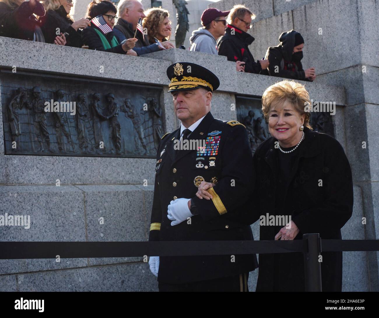 10 décembre 2021, Washington, District of Columbia, USA: La sénatrice Elizabeth Dole tient au général de division Mark Milley alors qu'elle quitte le Mémorial de la Seconde Guerre mondiale où des hommages ont été rendus à son défunt mari, le sénateur Bob Dole.(Credit image: © Sue Dorfman/ZUMA Press Wire) Credit: ZUMA Press, Inc./Alamy Live News Banque D'Images