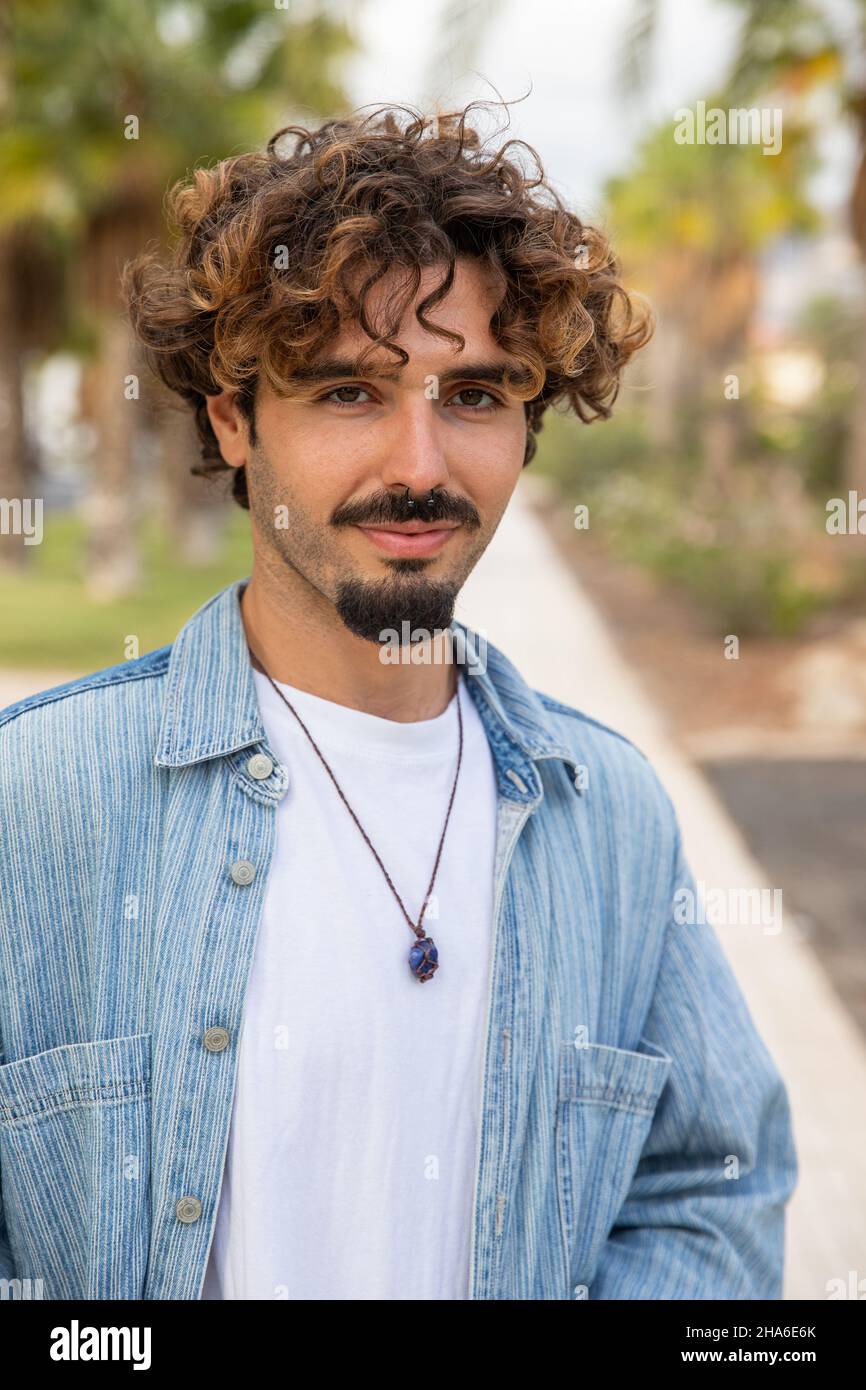 Portrait d'un jeune garçon hispanique, personne d'europe du Sud, homme millénaire caucasien avec bouc et moustache, garçon causal Banque D'Images