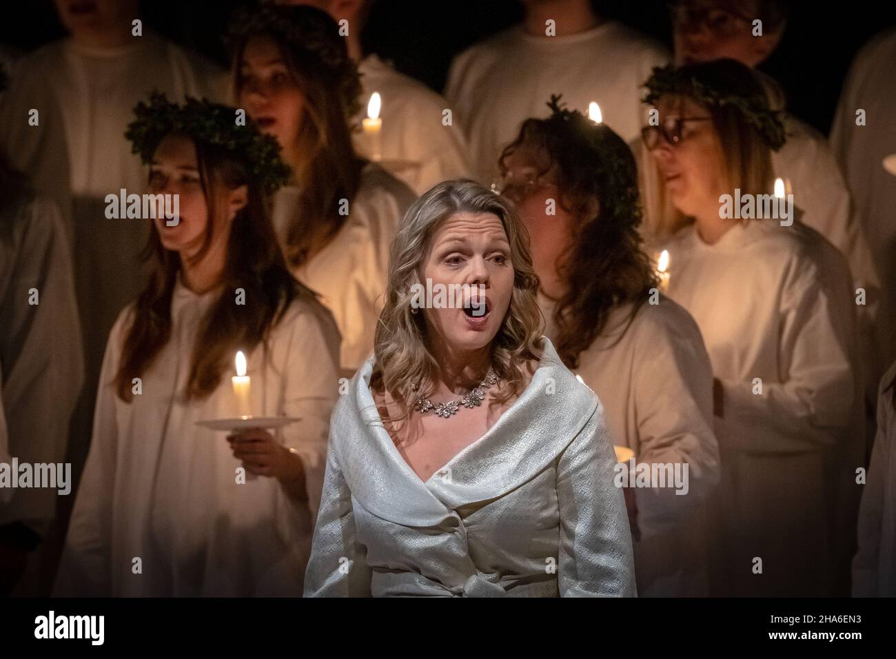 Londres, Royaume-Uni.10th décembre 2021.Miah Persson, soprano suédoise de renommée internationale, invitée se produit lors de la ‘Sankta Lucia’ à la cathédrale Saint-Paul.Aujourd'hui dans sa trentième année à la cathédrale, le concert scandinave traditionnel de décembre de l'église suédoise de Londres présente une procession aux chandelles avec des choristes conduits par une fille, Lucia, portant une couronne de bougies et une ceinture rouge.Credit: Guy Corbishley/Alamy Live News Banque D'Images