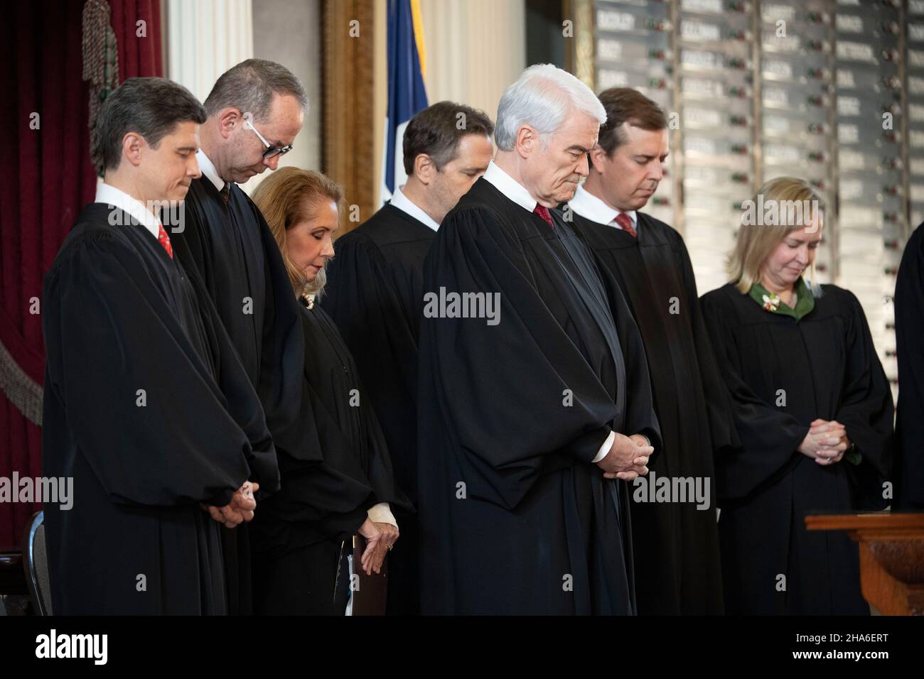 Austin Texas USA, 10 2021 décembre: Les membres de la Cour suprême du Texas se sont inclinés dans la prière avant de se réunir en session pour la cérémonie d'investiture au Capitole du Texas pour la nouvelle juge Rebecca A. Huddle de Houston.Le caucus est sur le terrain depuis un an, mais sa cérémonie d'assermentation officielle a été retardée en raison des protocoles COVID.Au centre se trouve le juge en chef Nathan Hecht.Crédit : Bob Daemmrich/Alay Live News Banque D'Images