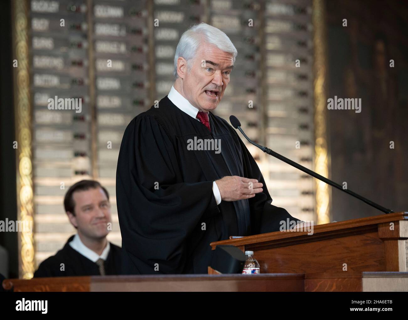 Austin Texas USA, 10 2021 décembre: Le juge en chef de la Cour suprême Nathan Hecht prend la parole lors de la cérémonie d'investiture du nouveau juge de la Cour suprême du Texas Rebecca A. Huddle au Capitole du Texas.Le caucus est sur le terrain depuis un an, mais sa cérémonie d'assermentation officielle a été retardée en raison des protocoles COVID.Crédit : Bob Daemmrich/Alay Live News Banque D'Images Austin Texas USA, 10 2021 décembre: Le juge en chef de la Cour suprême Nathan Hecht prend la parole lors de la cérémonie d'investiture du nouveau juge de la Cour suprême du Texas Rebecca A. Huddle au Capitole du Texas.Le caucus est sur le terrain depuis un an, mais sa cérémonie d'assermentation officielle a été retardée en raison des protocoles COVID.Crédit : Bob Daemmrich/Alay Live News Banque D'Images