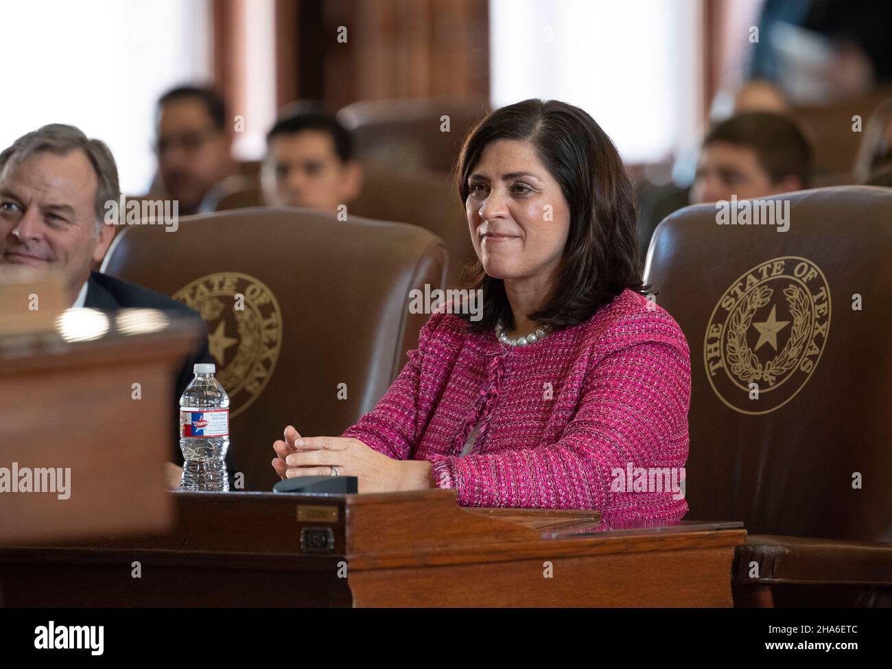 Austin Texas USA, 10 2021 décembre: La juge Rebecca A. Huddle de la Cour suprême du Texas écoute les orateurs lors de sa cérémonie d'investiture au Capitole du Texas.Le caucus est sur le terrain depuis un an, mais sa cérémonie d'assermentation officielle a été retardée en raison des protocoles COVID.Huddle était auparavant avec Baker Botts à Houston crédit: Bob Daemmrich/Alay Live News Banque D'Images Austin Texas USA, 10 2021 décembre: La juge Rebecca A. Huddle de la Cour suprême du Texas écoute les orateurs lors de sa cérémonie d'investiture au Capitole du Texas.Le caucus est sur le terrain depuis un an, mais sa cérémonie d'assermentation officielle a été retardée en raison des protocoles COVID.Huddle était auparavant avec Baker Botts à Houston crédit: Bob Daemmrich/Alay Live News Banque D'Images