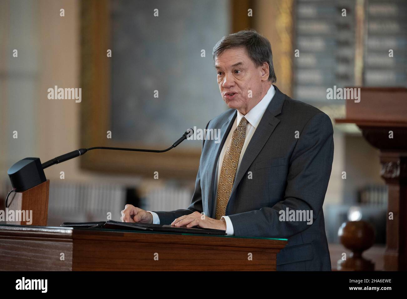 Austin Texas USA, 10 2021 décembre: Le juge en chef à la retraite Tom Phillips parle lors d'une cérémonie d'investiture pour la nouvelle juge de la Cour suprême du Texas Rebecca A. Huddle au Texas Capitol.Le caucus est sur le terrain depuis un an, mais sa cérémonie d'assermentation officielle a été retardée en raison des protocoles COVID.Crédit : Bob Daemmrich/Alay Live News Banque D'Images Austin Texas USA, 10 2021 décembre: Le juge en chef à la retraite Tom Phillips parle lors d'une cérémonie d'investiture pour la nouvelle juge de la Cour suprême du Texas Rebecca A. Huddle au Texas Capitol.Le caucus est sur le terrain depuis un an, mais sa cérémonie d'assermentation officielle a été retardée en raison des protocoles COVID.Crédit : Bob Daemmrich/Alay Live News Banque D'Images