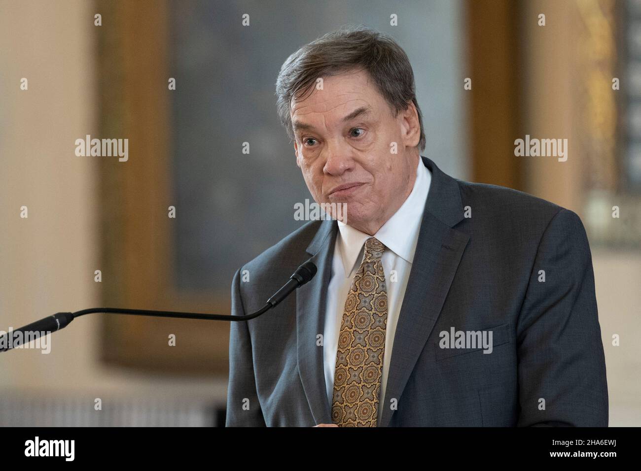 Austin Texas USA, 10 2021 décembre: Le juge en chef à la retraite Tom Phillips parle lors d'une cérémonie d'investiture pour la nouvelle juge de la Cour suprême du Texas Rebecca A. Huddle au Texas Capitol.Le caucus est sur le terrain depuis un an, mais sa cérémonie d'assermentation officielle a été retardée en raison des protocoles COVID.Crédit : Bob Daemmrich/Alay Live News Banque D'Images Austin Texas USA, 10 2021 décembre: Le juge en chef à la retraite Tom Phillips parle lors d'une cérémonie d'investiture pour la nouvelle juge de la Cour suprême du Texas Rebecca A. Huddle au Texas Capitol.Le caucus est sur le terrain depuis un an, mais sa cérémonie d'assermentation officielle a été retardée en raison des protocoles COVID.Crédit : Bob Daemmrich/Alay Live News Banque D'Images