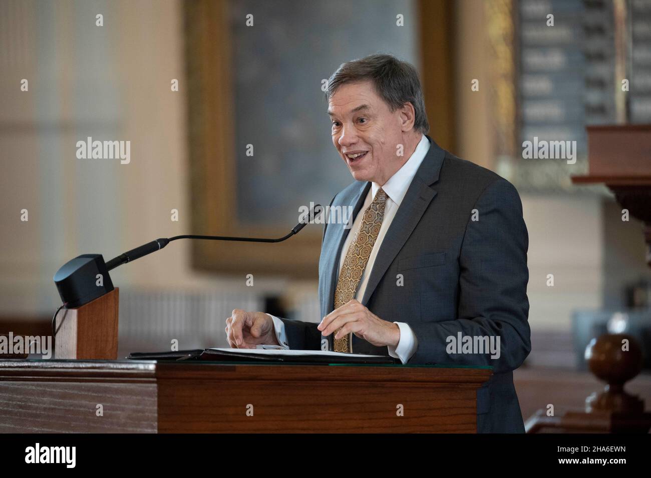 Austin Texas USA, 10 2021 décembre: Le juge en chef à la retraite Tom Phillips parle lors d'une cérémonie d'investiture pour la nouvelle juge de la Cour suprême du Texas Rebecca A. Huddle au Texas Capitol.Le caucus est sur le terrain depuis un an, mais sa cérémonie d'assermentation officielle a été retardée en raison des protocoles COVID.Crédit : Bob Daemmrich/Alay Live News Banque D'Images Austin Texas USA, 10 2021 décembre: Le juge en chef à la retraite Tom Phillips parle lors d'une cérémonie d'investiture pour la nouvelle juge de la Cour suprême du Texas Rebecca A. Huddle au Texas Capitol.Le caucus est sur le terrain depuis un an, mais sa cérémonie d'assermentation officielle a été retardée en raison des protocoles COVID.Crédit : Bob Daemmrich/Alay Live News Banque D'Images