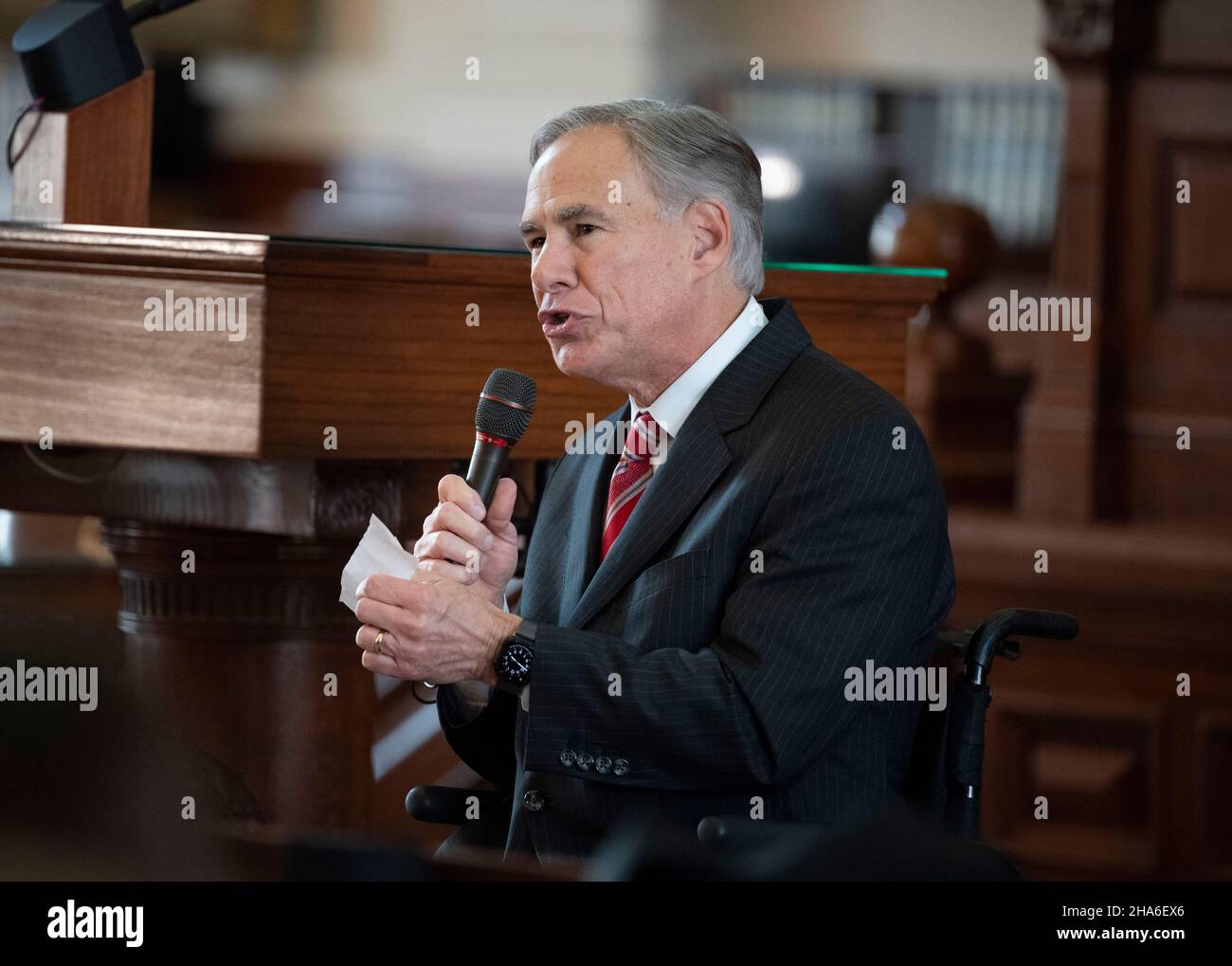 Austin Texas USA, décembre 10 2021: Texas Gov.Greg Abbott parle lors d'une cérémonie d'investiture pour la nouvelle juge de la Cour suprême du Texas, Rebecca A. Huddle, au Texas Capitol.Le caucus est sur le terrain depuis un an, mais sa cérémonie d'assermentation officielle a été retardée en raison des protocoles COVID.Crédit : Bob Daemmrich/Alay Live News Banque D'Images