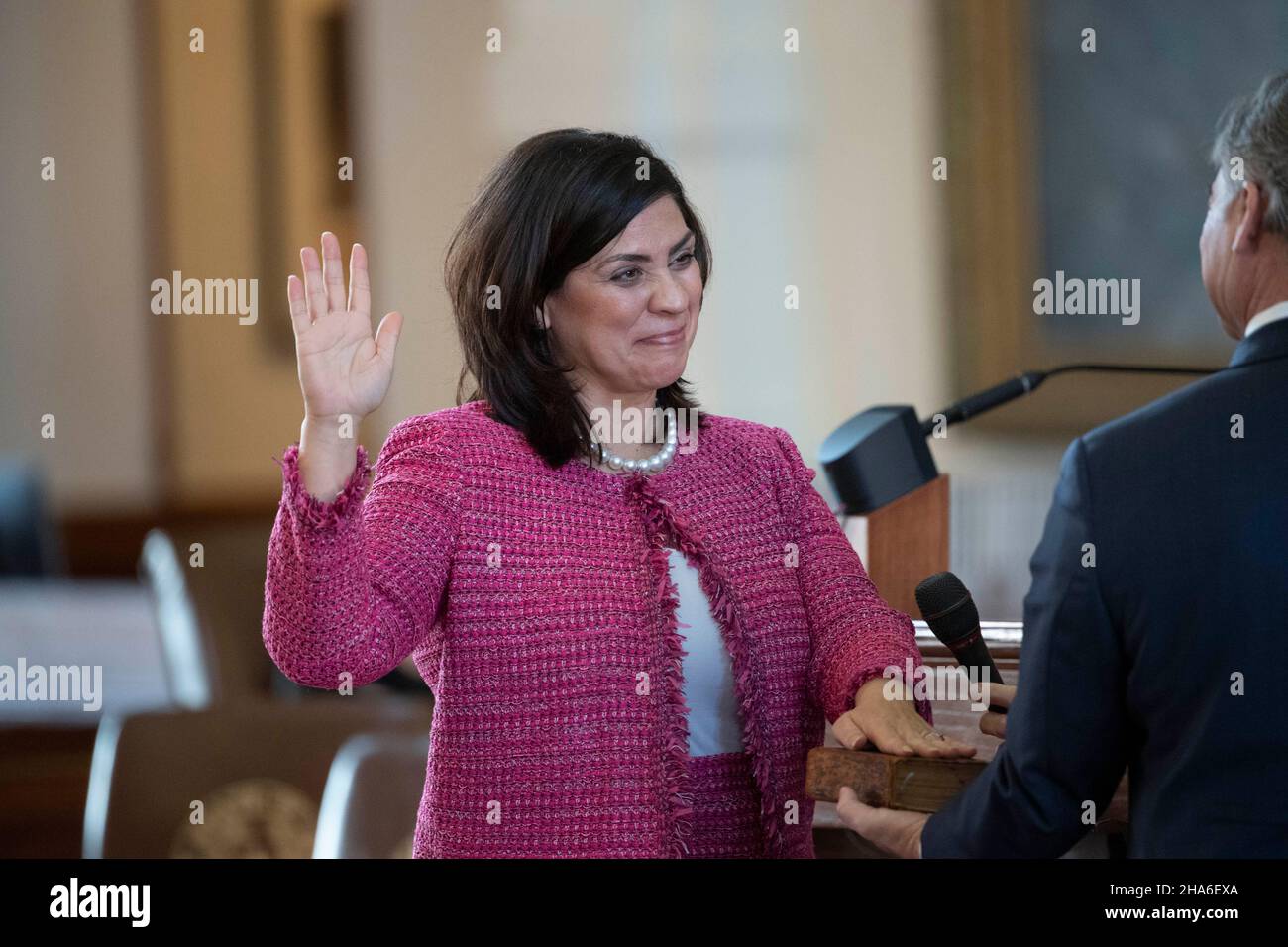 Austin Texas USA, 10 2021 décembre: La juge Rebecca A. Huddle de la Cour suprême du Texas a prêté serment lors de sa cérémonie d'investiture au Capitole du Texas.Le caucus est sur le terrain depuis un an, mais sa cérémonie d'assermentation officielle a été retardée en raison des protocoles COVID.Huddle était auparavant avec Baker Botts à Houston crédit: Bob Daemmrich/Alay Live News Banque D'Images Austin Texas USA, 10 2021 décembre: La juge Rebecca A. Huddle de la Cour suprême du Texas a prêté serment lors de sa cérémonie d'investiture au Capitole du Texas.Le caucus est sur le terrain depuis un an, mais sa cérémonie d'assermentation officielle a été retardée en raison des protocoles COVID.Huddle était auparavant avec Baker Botts à Houston crédit: Bob Daemmrich/Alay Live News Banque D'Images