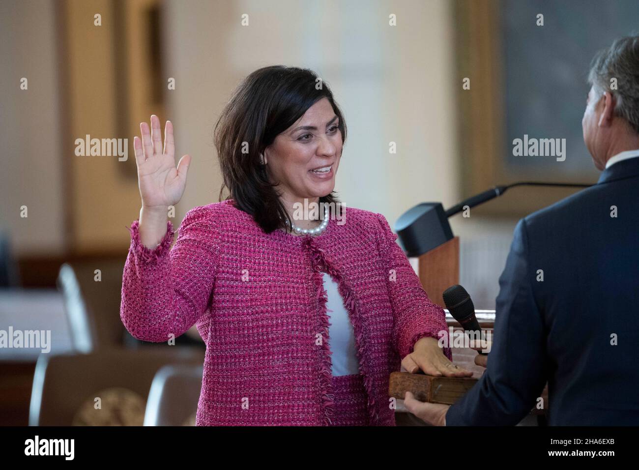 Austin Texas USA, 10 2021 décembre: La juge Rebecca A. Huddle de la Cour suprême du Texas a prêté serment lors de sa cérémonie d'investiture au Capitole du Texas.Le caucus est sur le terrain depuis un an, mais sa cérémonie d'assermentation officielle a été retardée en raison des protocoles COVID.Huddle était auparavant avec Baker Botts à Houston crédit: Bob Daemmrich/Alay Live News Banque D'Images Austin Texas USA, 10 2021 décembre: La juge Rebecca A. Huddle de la Cour suprême du Texas a prêté serment lors de sa cérémonie d'investiture au Capitole du Texas.Le caucus est sur le terrain depuis un an, mais sa cérémonie d'assermentation officielle a été retardée en raison des protocoles COVID.Huddle était auparavant avec Baker Botts à Houston crédit: Bob Daemmrich/Alay Live News Banque D'Images