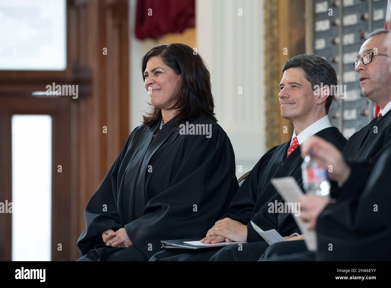 Austin Texas USA, 10 2021 décembre: Rebecca A. Huddle, juge à la Cour suprême du Texas, lors de sa cérémonie d'investiture au Capitole du Texas.Le caucus est sur le terrain depuis un an, mais sa cérémonie d'assermentation officielle a été retardée en raison des protocoles COVID.Huddle était auparavant avec Baker Botts à Houston crédit: Bob Daemmrich/Alay Live News Banque D'Images Austin Texas USA, 10 2021 décembre: Rebecca A. Huddle, juge à la Cour suprême du Texas, lors de sa cérémonie d'investiture au Capitole du Texas.Le caucus est sur le terrain depuis un an, mais sa cérémonie d'assermentation officielle a été retardée en raison des protocoles COVID.Huddle était auparavant avec Baker Botts à Houston crédit: Bob Daemmrich/Alay Live News Banque D'Images