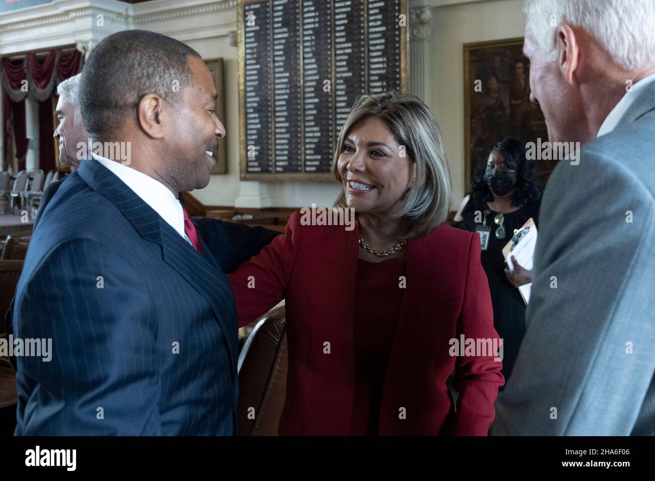 Austin Texas États-Unis, décembre 10 2021.L'ancienne juge Eva Guzman de Houston s'adresse aux invités lors d'une cérémonie d'investiture de la nouvelle juge de la Cour suprême du Texas, Rebecca A. Huddle, au Texas Capitol.Le caucus est sur le terrain depuis un an, mais sa cérémonie d'assermentation officielle a été retardée en raison des protocoles COVID.Guzman se présente pour le procureur général du Texas en 2022.Crédit : Bob Daemmrich/Alay Live News Banque D'Images Austin Texas États-Unis, décembre 10 2021.L'ancienne juge Eva Guzman de Houston s'adresse aux invités lors d'une cérémonie d'investiture de la nouvelle juge de la Cour suprême du Texas, Rebecca A. Huddle, au Texas Capitol.Le caucus est sur le terrain depuis un an, mais sa cérémonie d'assermentation officielle a été retardée en raison des protocoles COVID.Guzman se présente pour le procureur général du Texas en 2022.Crédit : Bob Daemmrich/Alay Live News Banque D'Images