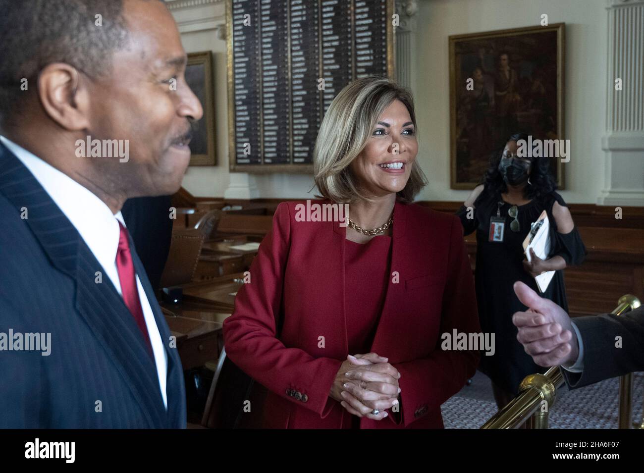 Austin Texas États-Unis, décembre 10 2021.L'ancienne juge Eva Guzman de Houston s'adresse aux invités lors d'une cérémonie d'investiture de la nouvelle juge de la Cour suprême du Texas, Rebecca A. Huddle, au Texas Capitol.Le caucus est sur le terrain depuis un an, mais sa cérémonie d'assermentation officielle a été retardée en raison des protocoles COVID.Guzman se présente pour le procureur général du Texas en 2022.Crédit : Bob Daemmrich/Alay Live News Banque D'Images Austin Texas États-Unis, décembre 10 2021.L'ancienne juge Eva Guzman de Houston s'adresse aux invités lors d'une cérémonie d'investiture de la nouvelle juge de la Cour suprême du Texas, Rebecca A. Huddle, au Texas Capitol.Le caucus est sur le terrain depuis un an, mais sa cérémonie d'assermentation officielle a été retardée en raison des protocoles COVID.Guzman se présente pour le procureur général du Texas en 2022.Crédit : Bob Daemmrich/Alay Live News Banque D'Images