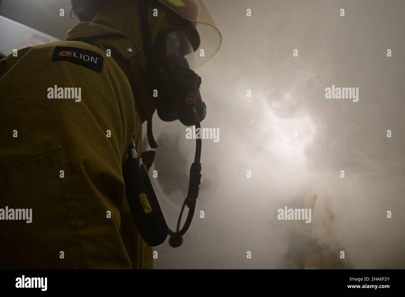 Les membres d'équipage de l'USCGC Stone (WMSL 758) effectuent des exercices d'équipe de formation sur le contrôle des dommages et réagissent à un incendie simulé dans la buanderie à bord du couteau dans l'océan Pacifique, le 23 novembre 2021.La Garde côtière des États-Unis maintient sa volonté de lutter contre les activités maritimes illégales en courant et en répondant aux exercices et aux scénarios chaque jour.(É.-U.Photo de la Garde côtière par l'agent Petty 2nd classe Shannon Kearney) Banque D'Images