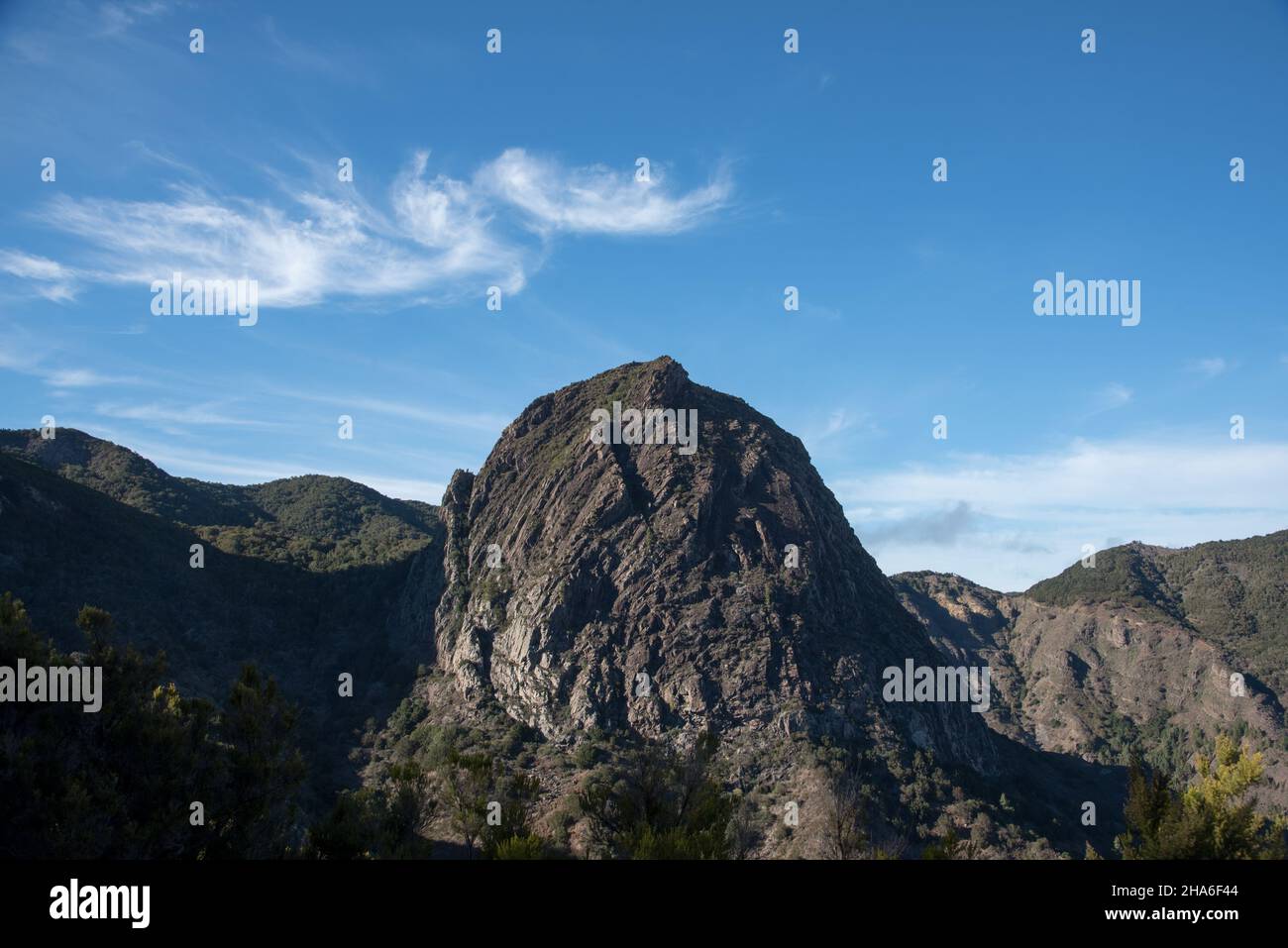 Roque de Ojila est une prise volcanique phonolite bien connue au centre de la Gomera dans les îles Canaries. Banque D'Images