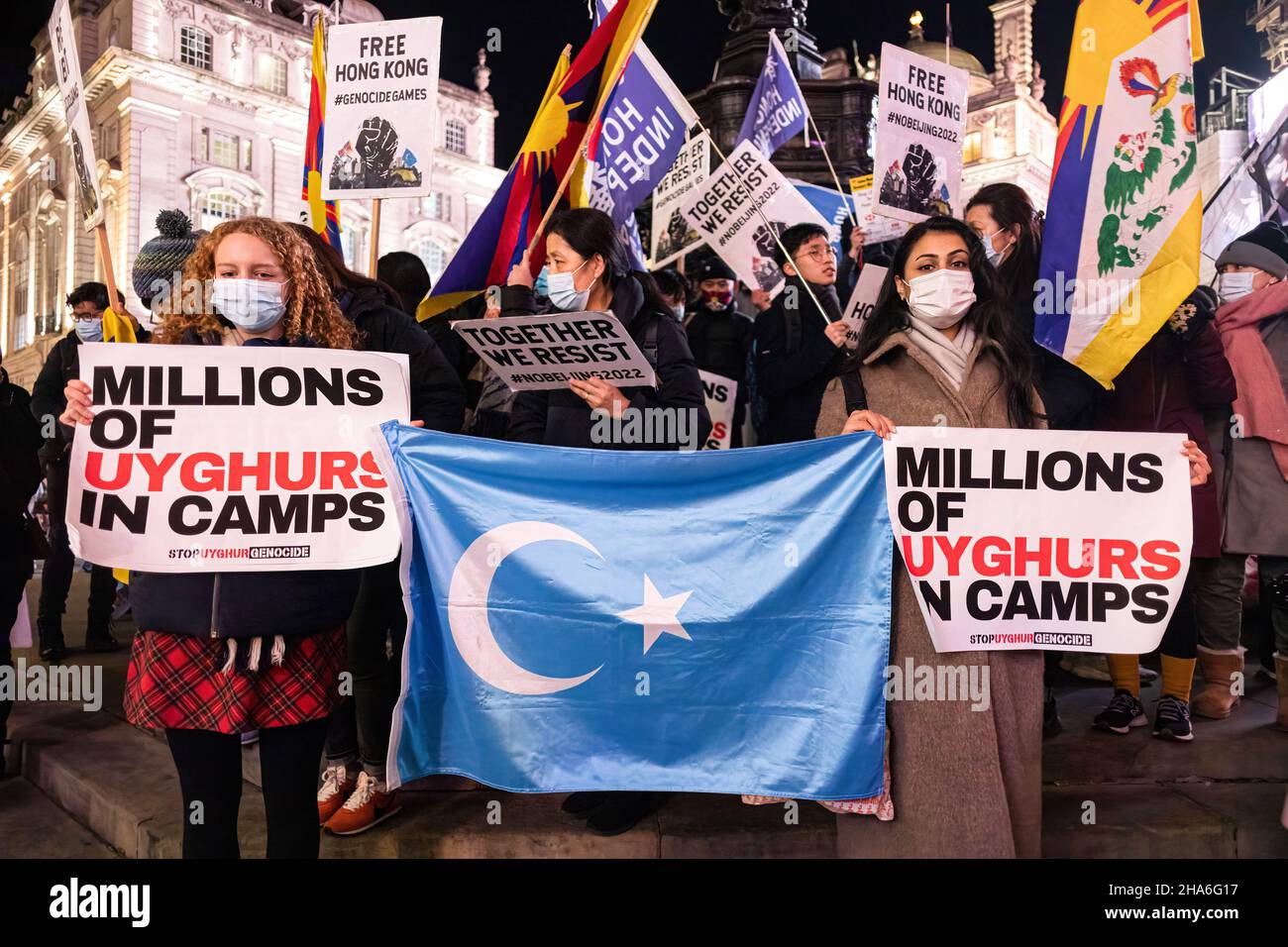 Londres, Royaume-Uni.10th décembre 2021.Les manifestants détiennent le drapeau et les pancartes d'Uyghur qui lisent « les lions d'Uyghurs dans les camps » pendant la manifestation.À l'occasion de la Journée des droits de l'homme (10th décembre), divers groupes anti-Parti communiste chinois (anti-PCC) de Londres se sont ralliés à Piccadilly Circus, puis ont marché au 10 Downing Street.Le rallye a exigé de toute façon que le monde occidental boycotter les Jeux Olympiques d'hiver de Beijing en 2022. Banque D'Images