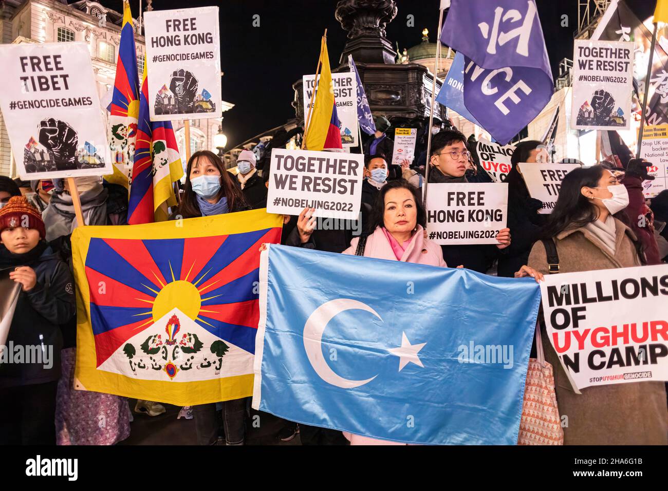 Londres, Royaume-Uni.10th décembre 2021.Rahima Mahmut (C), directeur britannique du Congrès mondial Uyghur et directeur exécutif du génocide Stop Uyghur, détient le drapeau Uyghur tandis que d'autres affichent des pancartes pendant la manifestation.À l'occasion de la Journée des droits de l'homme (10th décembre), divers groupes anti-Parti communiste chinois (anti-PCC) de Londres se sont ralliés à Piccadilly Circus, puis ont marché au 10 Downing Street. Banque D'Images