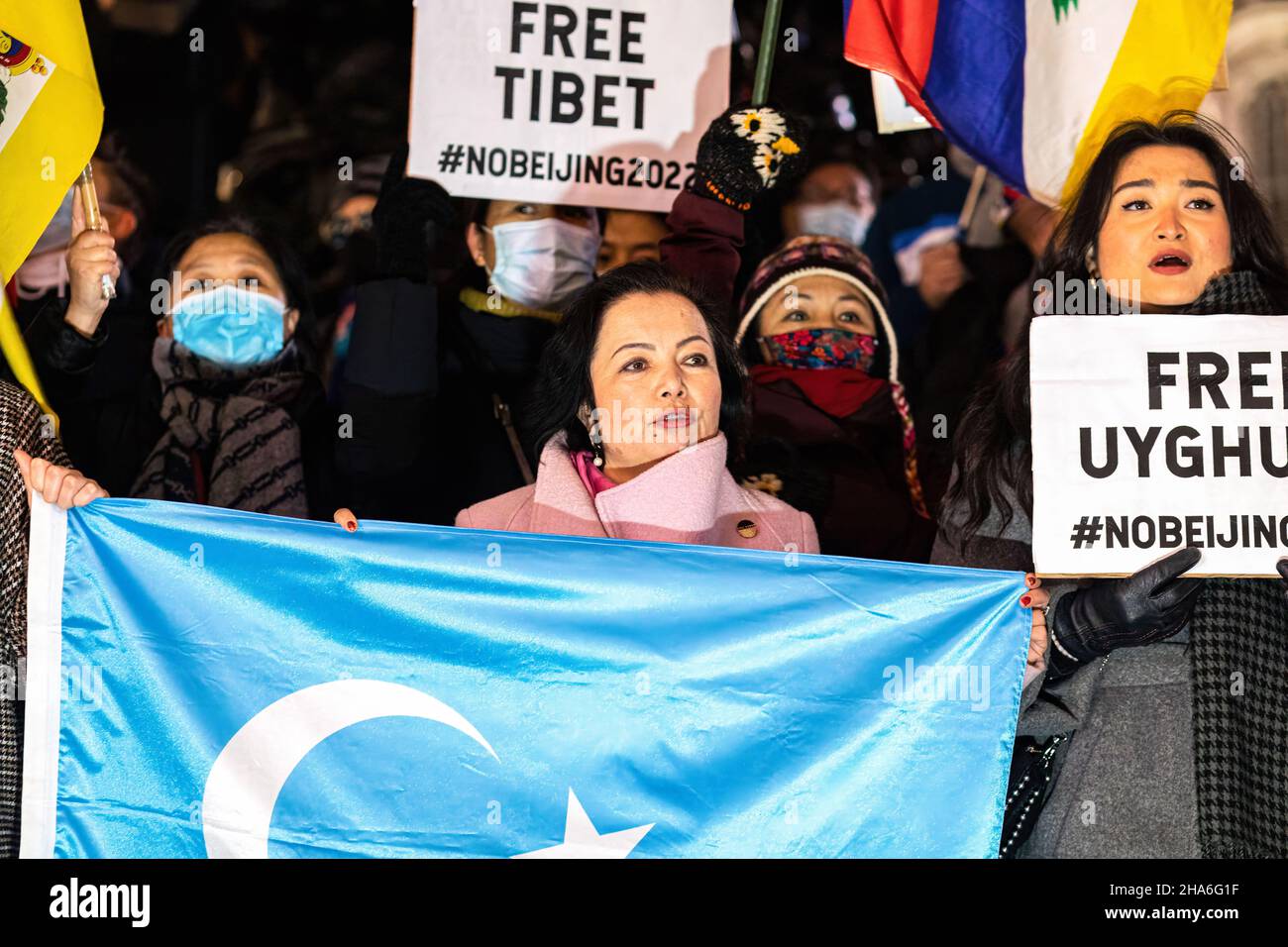 Londres, Royaume-Uni.10th décembre 2021.Rahima Mahmut (C), directeur britannique du Congrès mondial Uyghur et directeur exécutif du génocide Stop Uyghur, vu tenir le drapeau Uyghur pendant la manifestation.À l'occasion de la Journée des droits de l'homme (10th décembre), divers groupes anti-Parti communiste chinois (anti-PCC) de Londres se sont ralliés à Piccadilly Circus, puis ont marché au 10 Downing Street. Banque D'Images