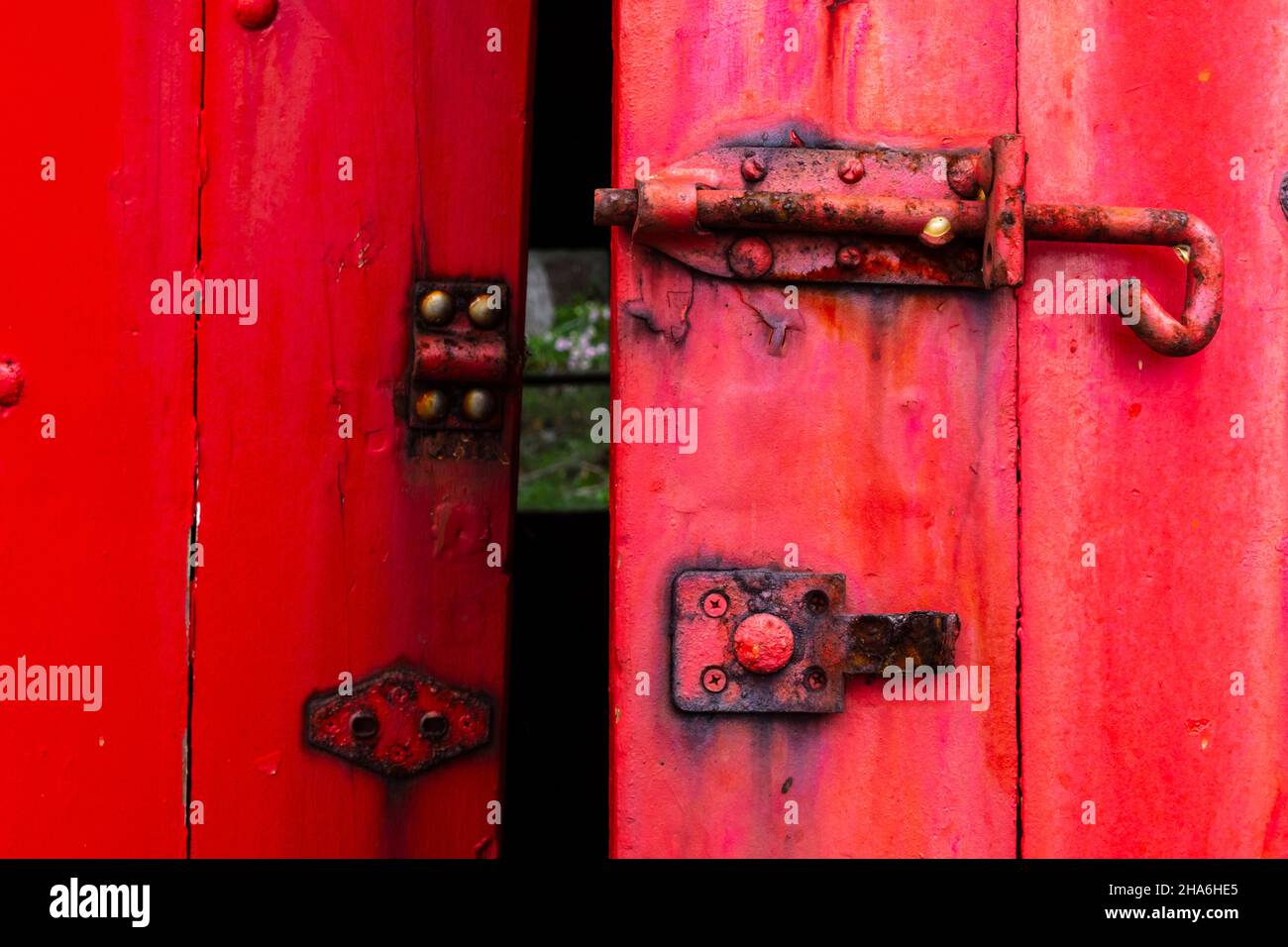 Portes rouges sur boatshed, Breaker Bay, Seatoun, Wellington, North Island,Nouvelle-Zélande Banque D'Images