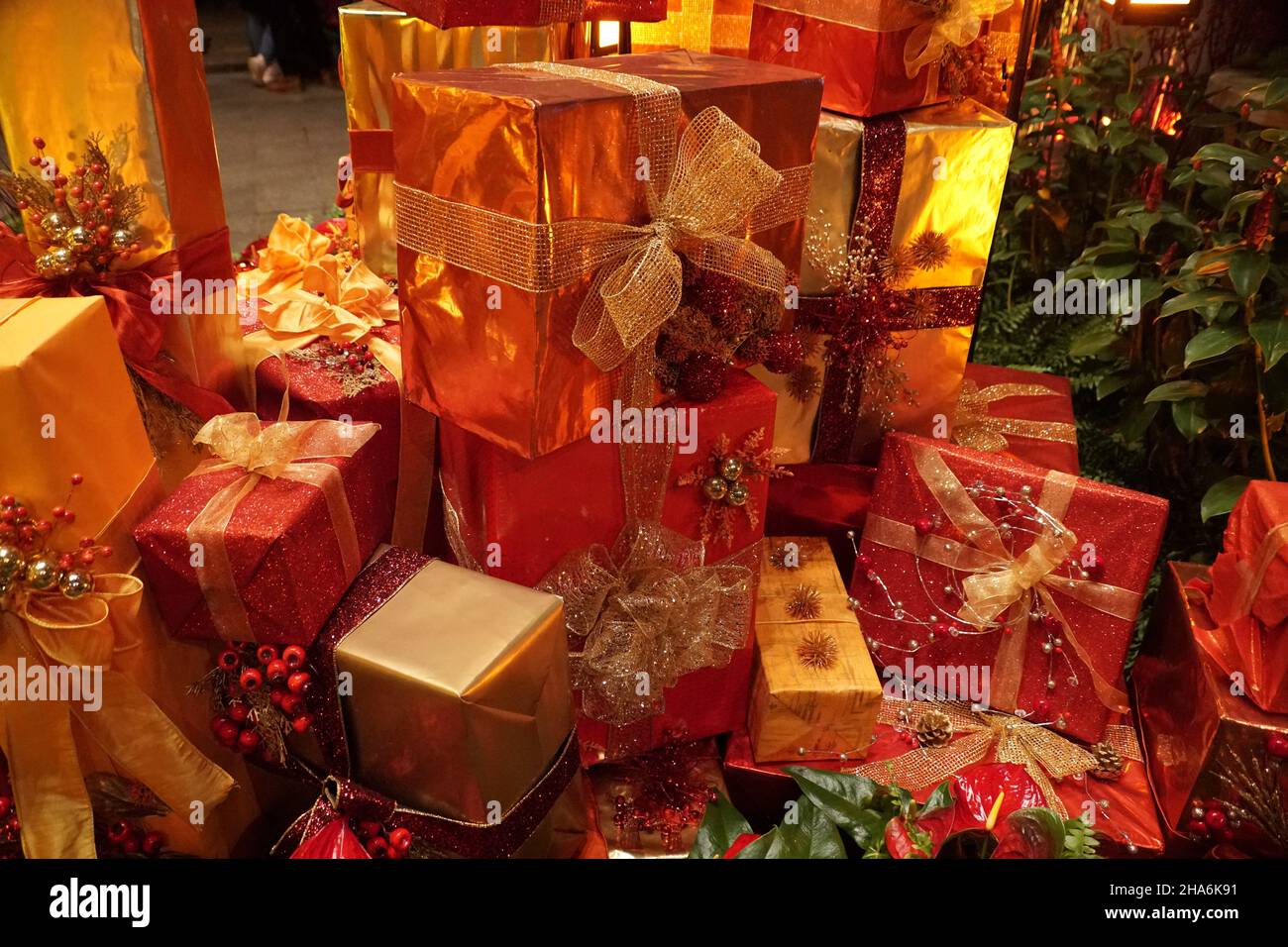 Superbes cadeaux de Noël en or et rouge Banque D'Images