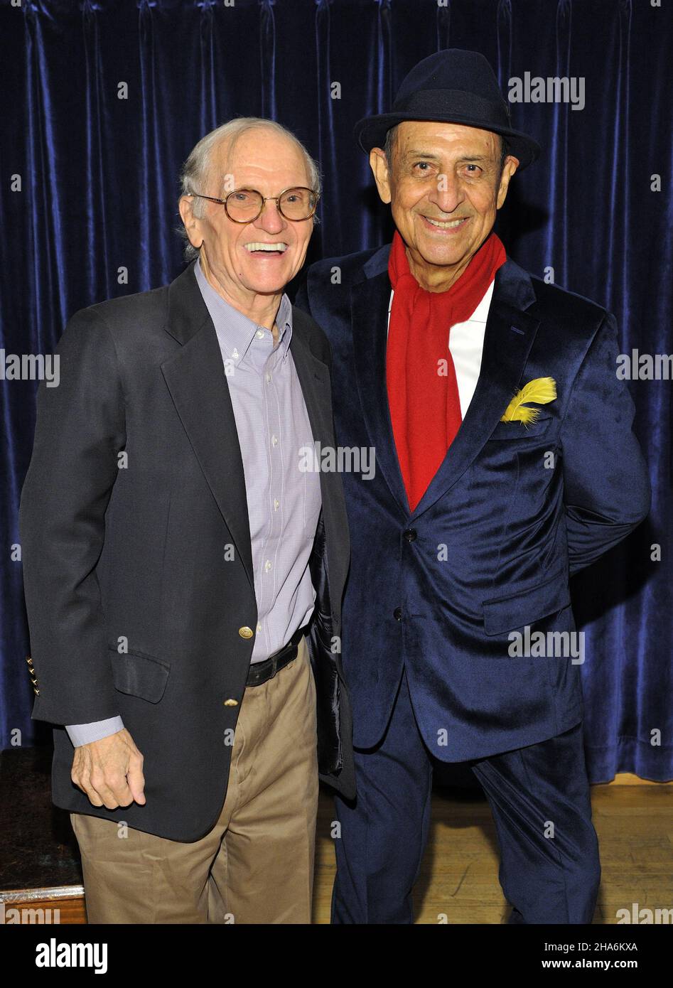 De gauche à droite : Christopher Cerf et Emilio Delgado assistent à la projection spéciale de New York sur Street Gang: How We Gang to Sesame Street at Symphony Space à New York, NY, le 10 décembre 2021.(Photo de Stephen Smith/SIPA USA) Banque D'Images