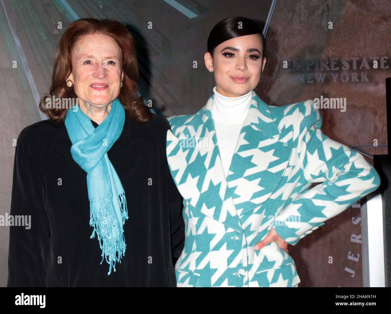 New York, NY, États-Unis.10th décembre 2021.Le Directeur général de l'UNICEF, Henrietta Fore et l'Ambassadeur de l'UNICEF, Sofia Carson, ont allumé l'Empire State Building en bleu cyan de l'UNICEF pour montrer leur soutien aux droits de l'enfant et célébrer le 75th anniversaire de l'Organisation à l'Empire State Building de New York le 10 décembre 2021.Crédit : RW/Media Punch/Alamy Live News Banque D'Images