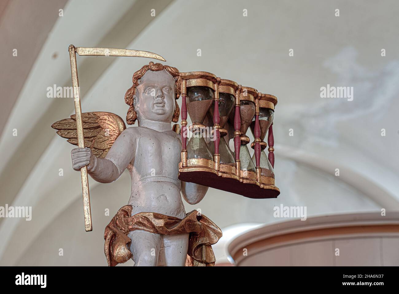 Sculpture en bois de l'ange de la mort tenant un scythe et des sabliers dans ses mains, debout sur la chaire dans une église, Bollerup, Suède, 15 septembre 2 Banque D'Images