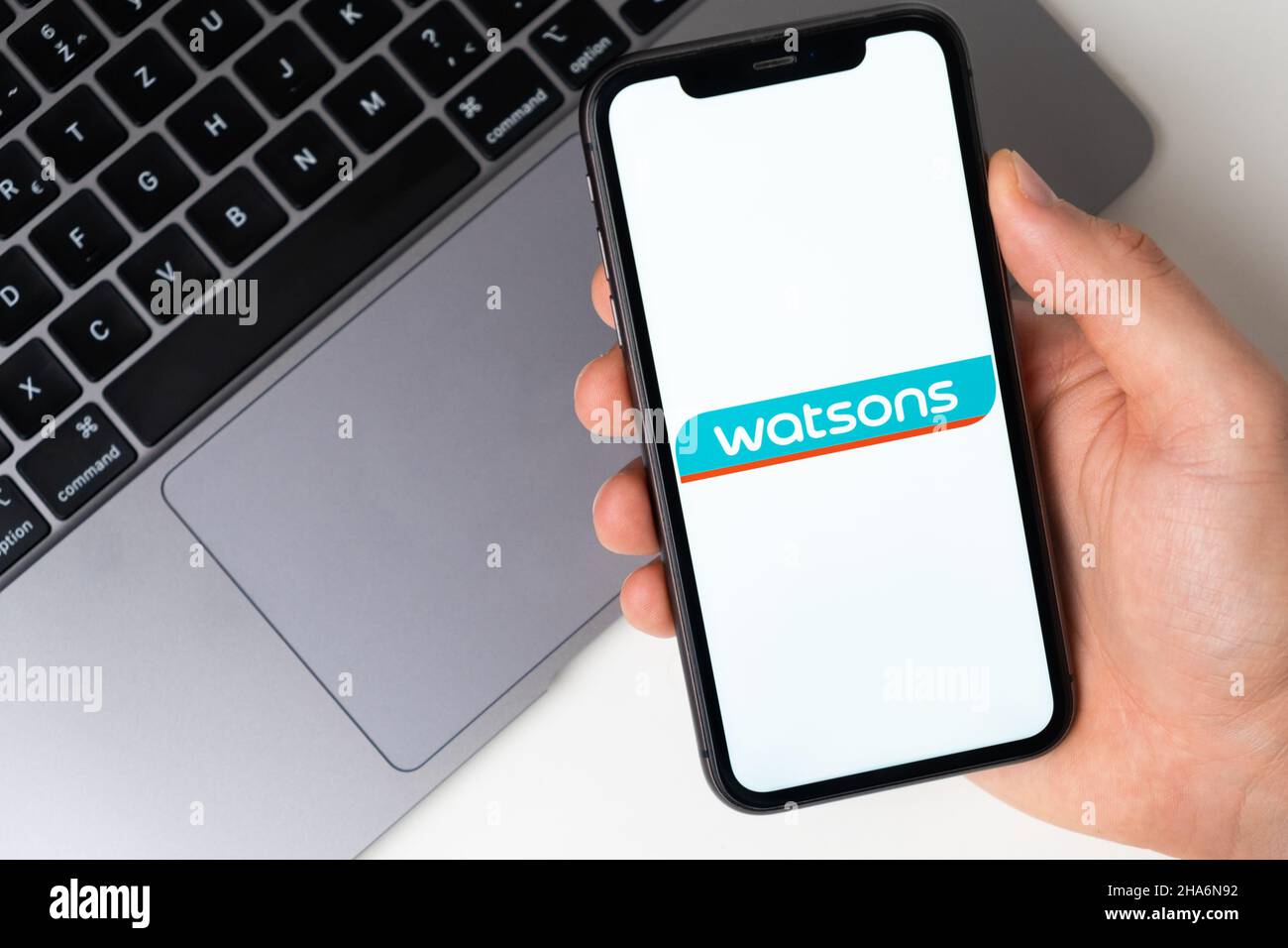 Watsons l'application est ouverte dans le smartphone.L'homme tient un téléphone portable dans sa main, l'application de l'entreprise est ouverte sur l'écran.Achats en ligne sécurisés.Novembre 2021, San Francisco, États-Unis Banque D'Images