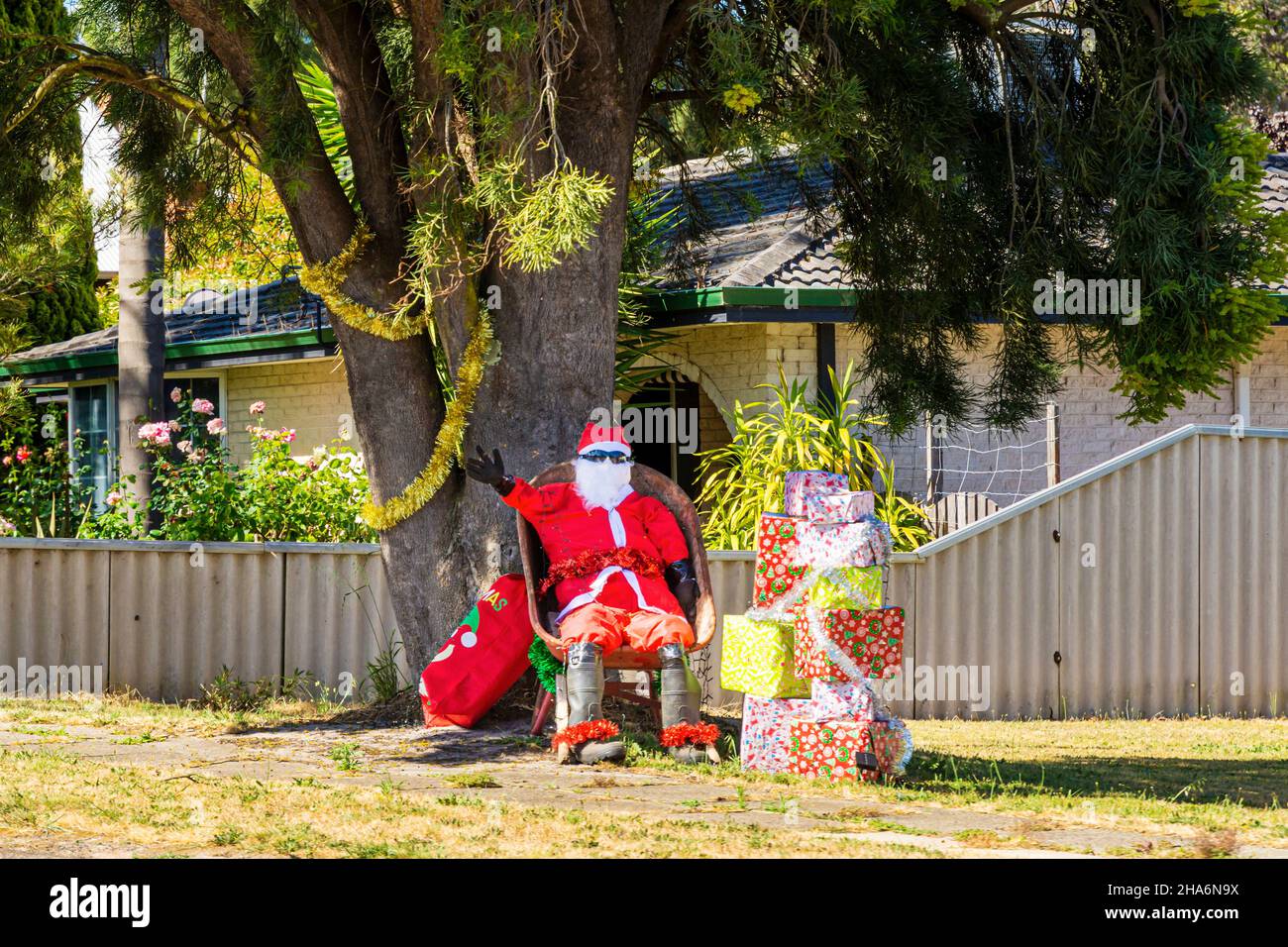 Les décorations de Noël du Père Noël dans divers contextes bordent la route à travers la ville rurale de Kirup, Australie occidentale, Australie Banque D'Images