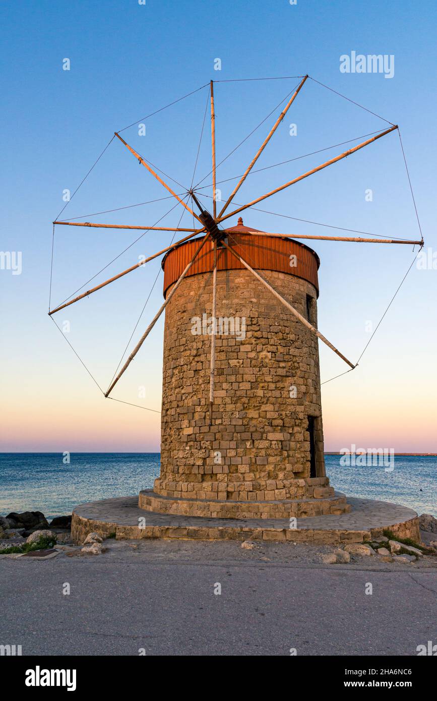 Coucher de soleil sur un moulin à vent dans la ville de Rhodes, île de Rhodes, Grèce Banque D'Images