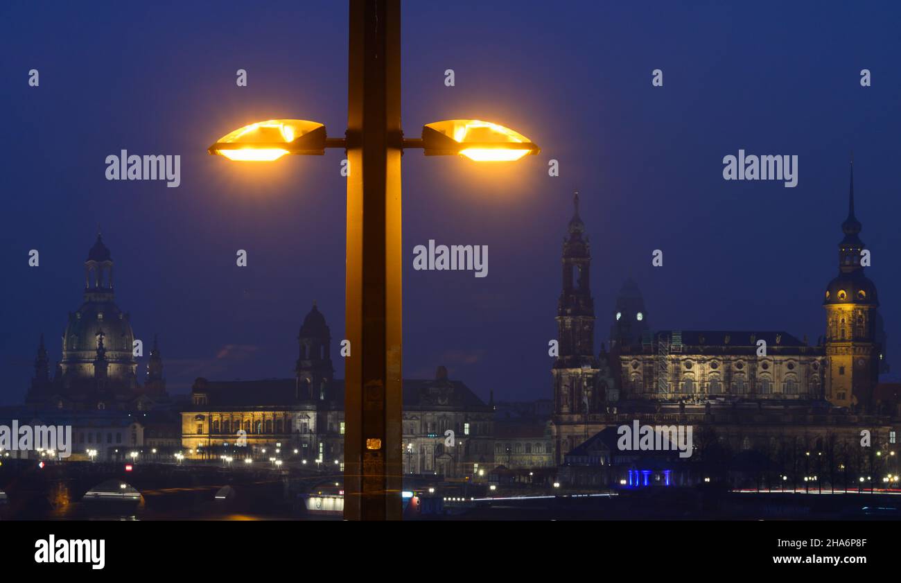 Dresde, Allemagne.09th décembre 2021.Les lampes de l'éclairage de rue illuminent le soir le Marienbrücke en face de la vieille ville avec la Frauenkirche (l-r), le Ständehaus, la Hofkirche, l'hôtel de ville et le Hausmannsturm.Credit: Robert Michael/dpa-Zentralbild/dpa/Alay Live News Banque D'Images