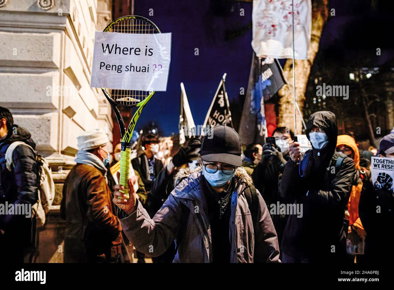 Un manifestant tient une raquette de tennis et pose la question suivante : « où est Peng Shui ? »En réponse à la réaction récente de la Chine à l'incident « moi aussi ».Plusieurs communautés anti-chinoises du Parti communiste (anti-PCC) à Londres se sont ralliées à Piccadilly Circus, puis ont défilé au 10 Downing Street.Les Hongkongais, les Tibétains et les Ouïgours se sont réunis pour condamner les tentatives du PCC d'opprimer les voix dissidentes.Les manifestants ont également demandé au monde occidental de boycotter les Jeux olympiques d'hiver de 2022 à Beijing en réponse à la répression des droits de l'homme en Chine.(Photo de Hesther ng/SOPA Images/Sipa US Banque D'Images