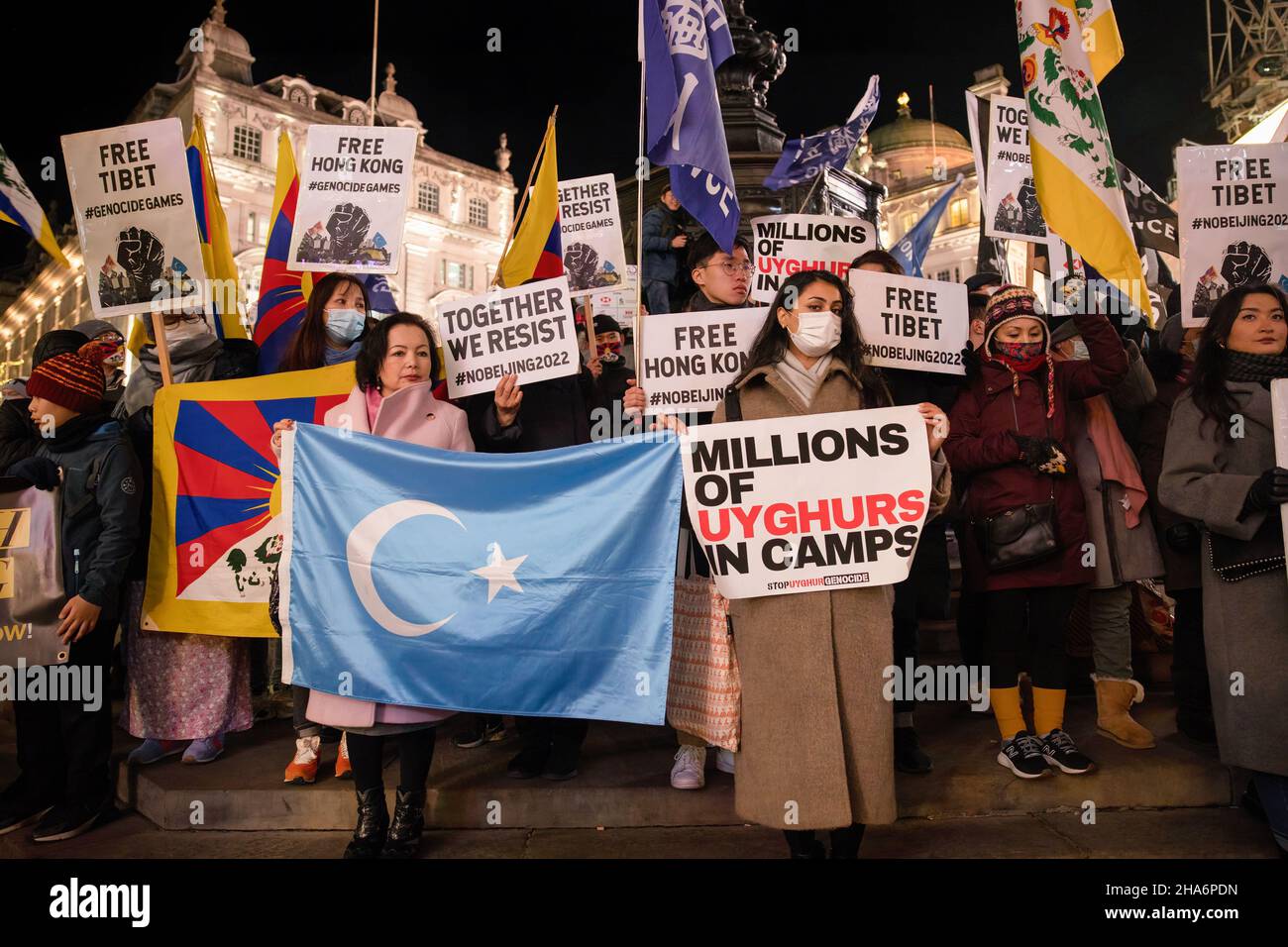 Rahima Mahmut (L), directeur britannique du Congrès mondial Uyghur et directeur exécutif de Stop Uyghur Genocide, détient le drapeau Uyghur tandis que d'autres manifestants élèvent leurs pancartes lors d'une manifestation.Plusieurs communautés anti-chinoises du Parti communiste (anti-PCC) à Londres se sont ralliées à Piccadilly Circus, puis ont défilé au 10 Downing Street.Les Hongkongais, les Tibétains et les Ouïgours se sont réunis pour condamner les tentatives du PCC d'opprimer les voix dissidentes.Les manifestants ont également demandé au monde occidental de boycotter les Jeux olympiques d'hiver de 2022 à Beijing en réponse à la répression des droits de l'homme en Chine.(Photo par H Banque D'Images