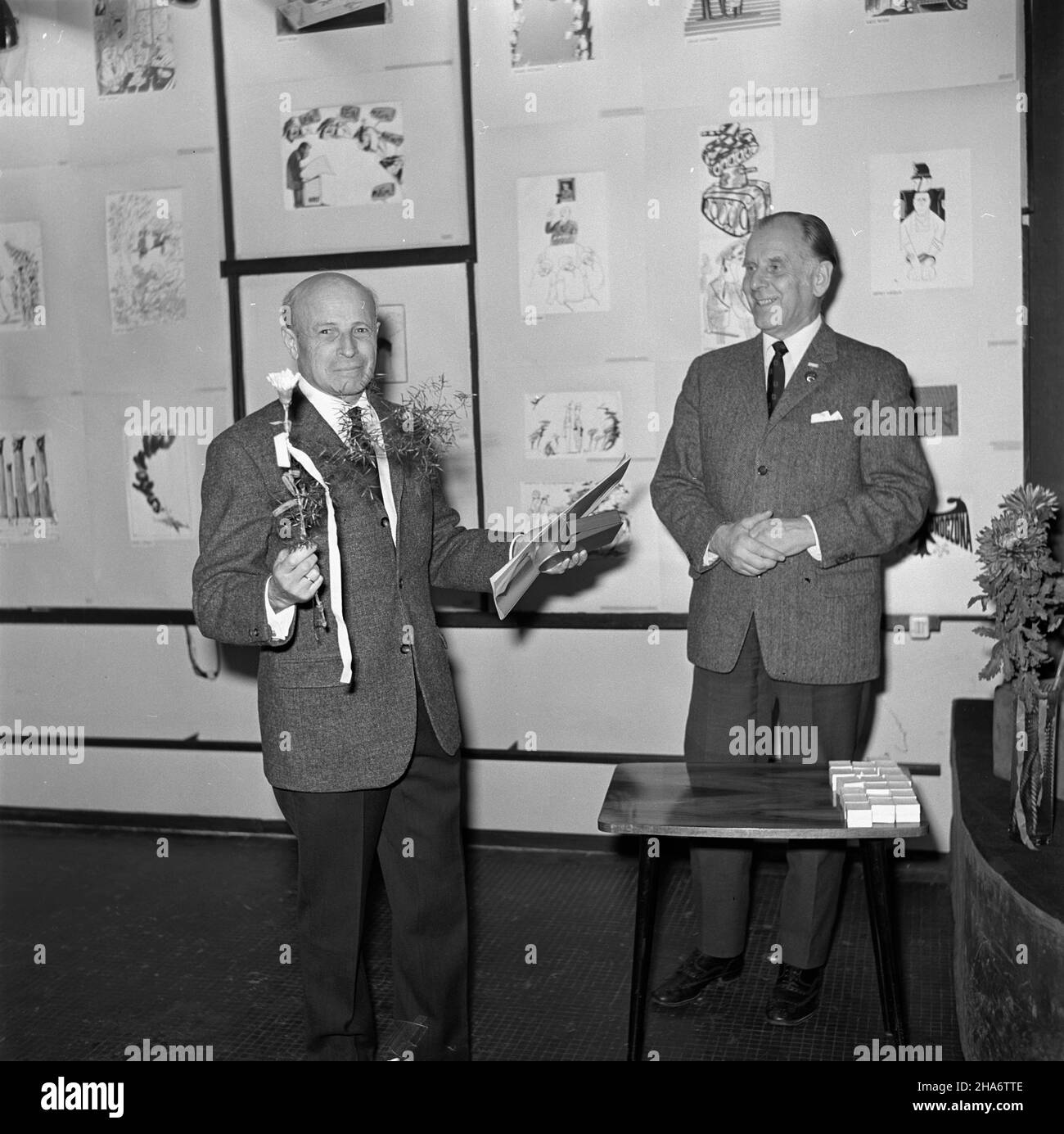 Varsovie, 1969-12-02.Eryk Lipiñski, redaktor naczelny Szpilek wrêczy³ nagrotty tygodnika dla polskich uczestników miêdzynarodowej wystawy W Moskwie pt.Satyra W walce o pokój.I nagrodê otrzyma³ karykaturzysta Trybuny Ludu Stefan Wielgus za pracê pt.Cicha œmieræ.NZ.Eryk Lipiñski (P) i Karol Ferster (L), jeden z uczestników wystawy W Moskwie. mb PAP/Adam UrbanekVarsovie, le 2 décembre 1969.Le rédacteur en chef du mensuel Szpilki Eryk Lipinski a remis des prix aux participants polonais de l'exposition internationale de Moscou sur la satire aidant les gens à lutter pour la paix.Caricaturiste du quotidien Trybuna lu Banque D'Images