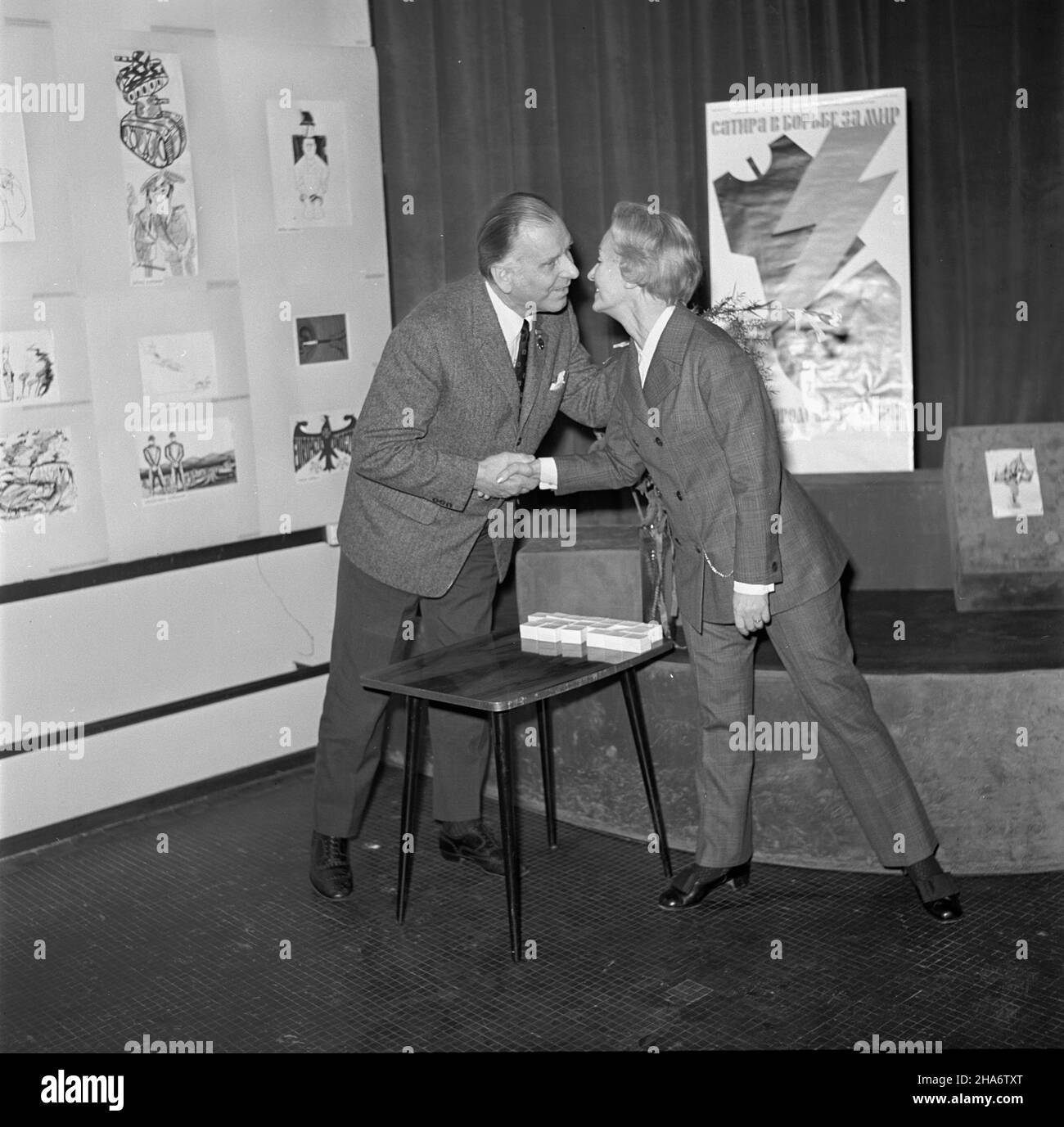 Varsovie, 1969-12-02.Eryk Lipiñski (L) redaktor naczelny Szpilek wrêczy³ nagrotty tygodnika dla polskich uczestników miêdzynarodowej wystawy W Moskwie pt.Satyra W walce o pokój.I nagrodê otrzyma³ karykaturzysta Trybuny Ludu Stefan Wielgus za pracê pt.Cicha œmieræ. man. PAP/Adam UrbanekVarsovie, le 2 décembre 1969.Eryk Lipinski (à droite), rédacteur en chef de l'hebdomadaire Szpilki, a remis les prix de l'hebdomadaire aux participants polonais de l'exposition internationale de Moscou intitulée « le combat pour la paix ».Le prix 1st a été décerné au caricaturiste du quotidien Trybuna Ludu Stefan Wielgus. mb PAP/ Banque D'Images