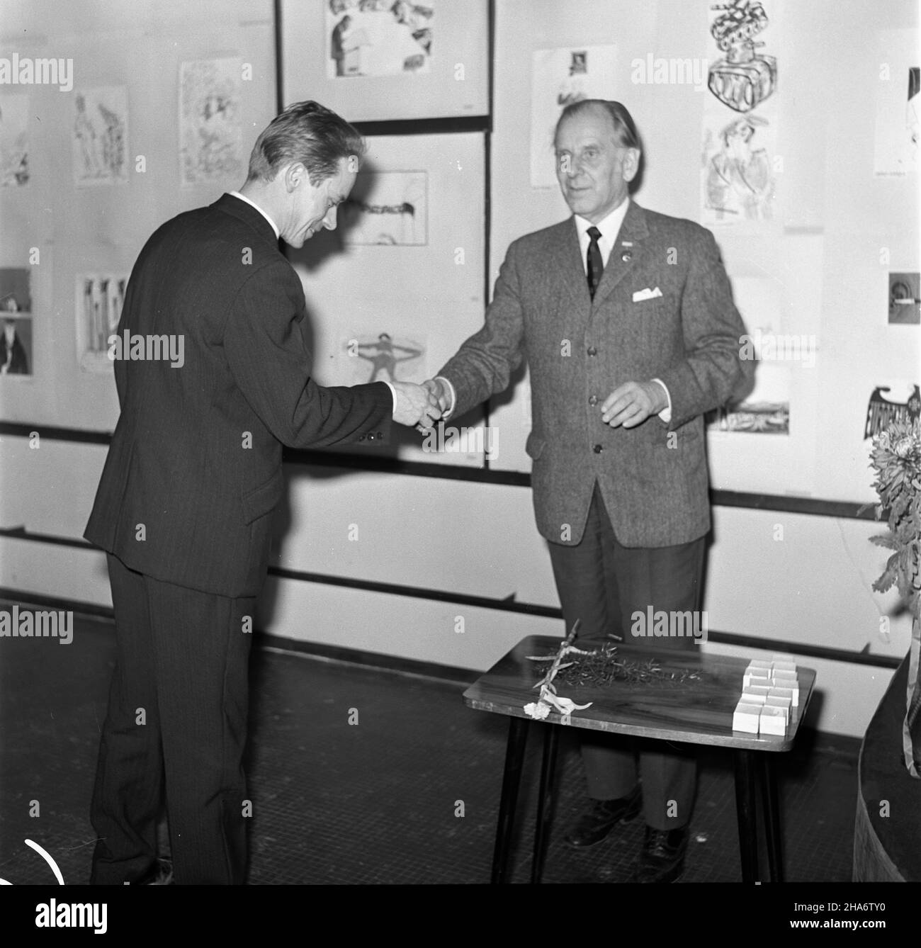 Varsovie, 1969-12-02.Eryk Lipiñski (P), redaktor naczelny Szpilek wrêczy³ nagrotty tygodnika dla polskich uczestników miêdzynarodowej wystawy W Moskwie pt.Satyra W walce o pokój.I nagrodê otrzyma³ karykaturzysta Trybuny Ludu Stefan Wielgus za pracê pt.Cicha œmieræ. man. PAP/Adam UrbanekVarsovie, le 2 décembre 1969.Eryk Lipinski (à droite), rédacteur en chef de l'hebdomadaire Szpilki, a remis les prix de l'hebdomadaire aux participants polonais de l'exposition internationale de Moscou intitulée « le combat pour la paix ».Le prix 1st a été décerné au caricaturiste du quotidien Trybuna Ludu Stefan Wielgus. mb PAP Banque D'Images