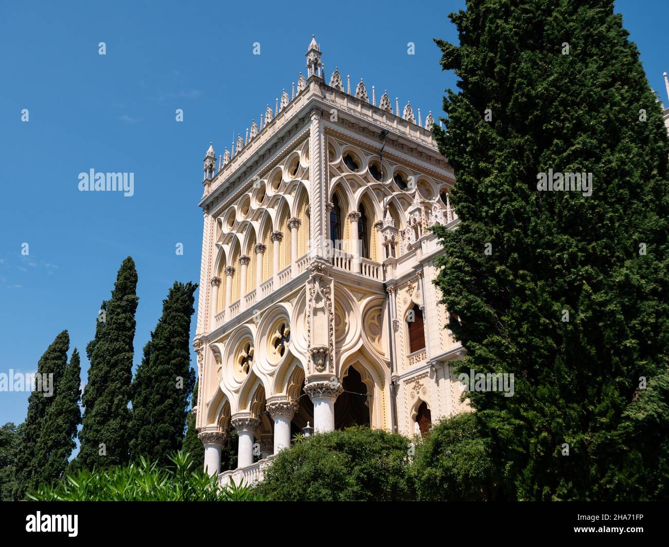 Villa Borghese sur l'île d'Isola del Garda, un palais dans une façade de style néo-gothique vénitien avec palmiers Banque D'Images