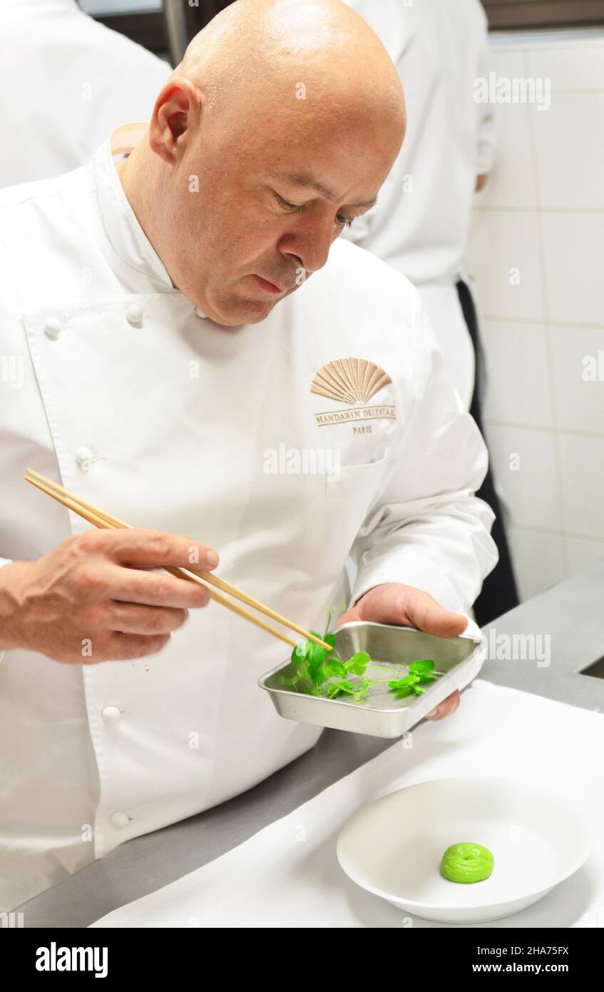 FRANCE.PARIS (75) 8TH ARRONDISSEMENT.HÔTEL MANDARIN ORIENTAL.LE CHEF THIERRY MARX EST À LA TÊTE DES DEUX RESTAURANTS DE L'HÔTEL, LE CAMELIA ET LE SUR-M. Banque D'Images